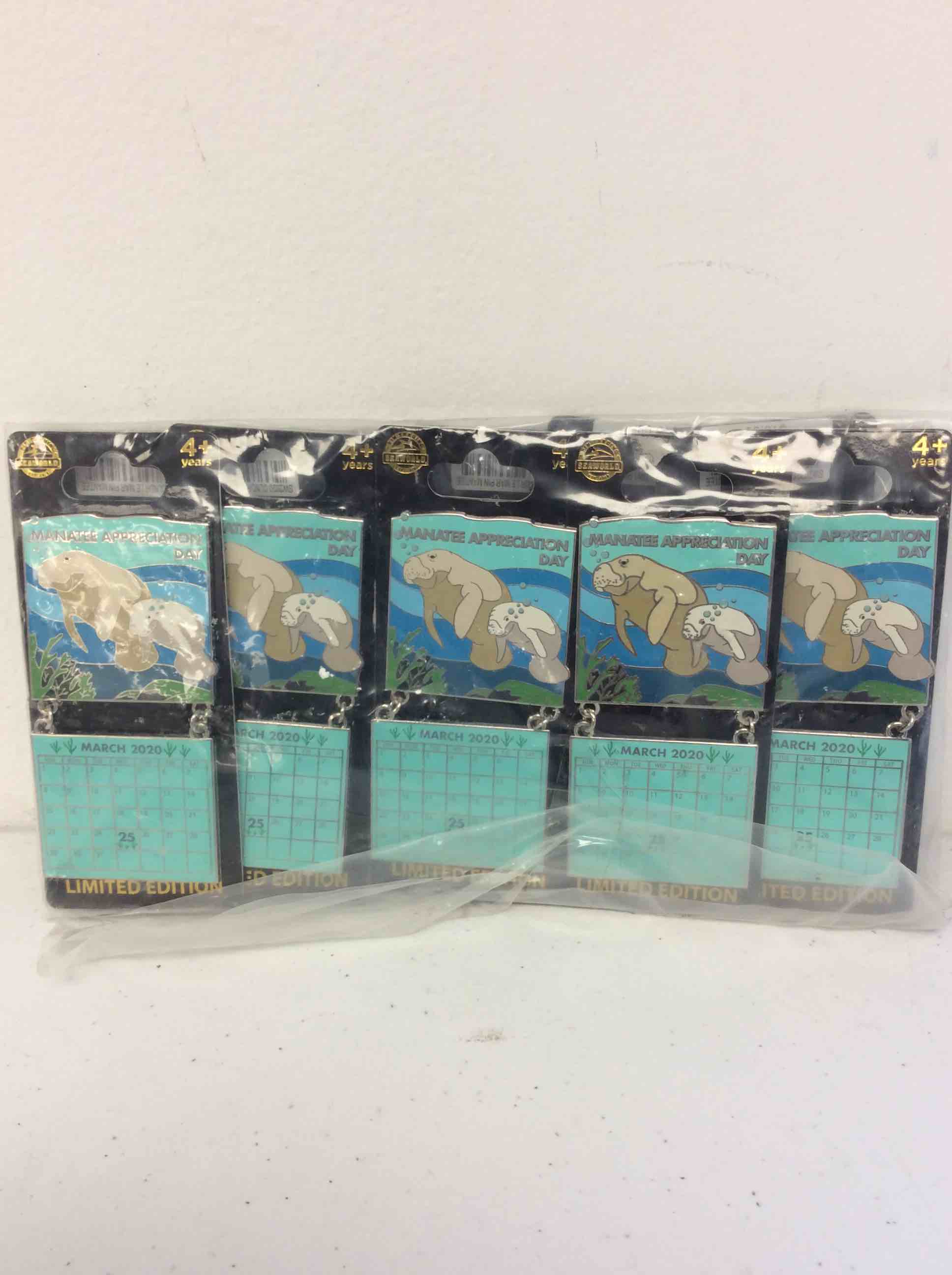 Condition photo showing New/Like New for sea world manatee appreciation day pin 10 pcs