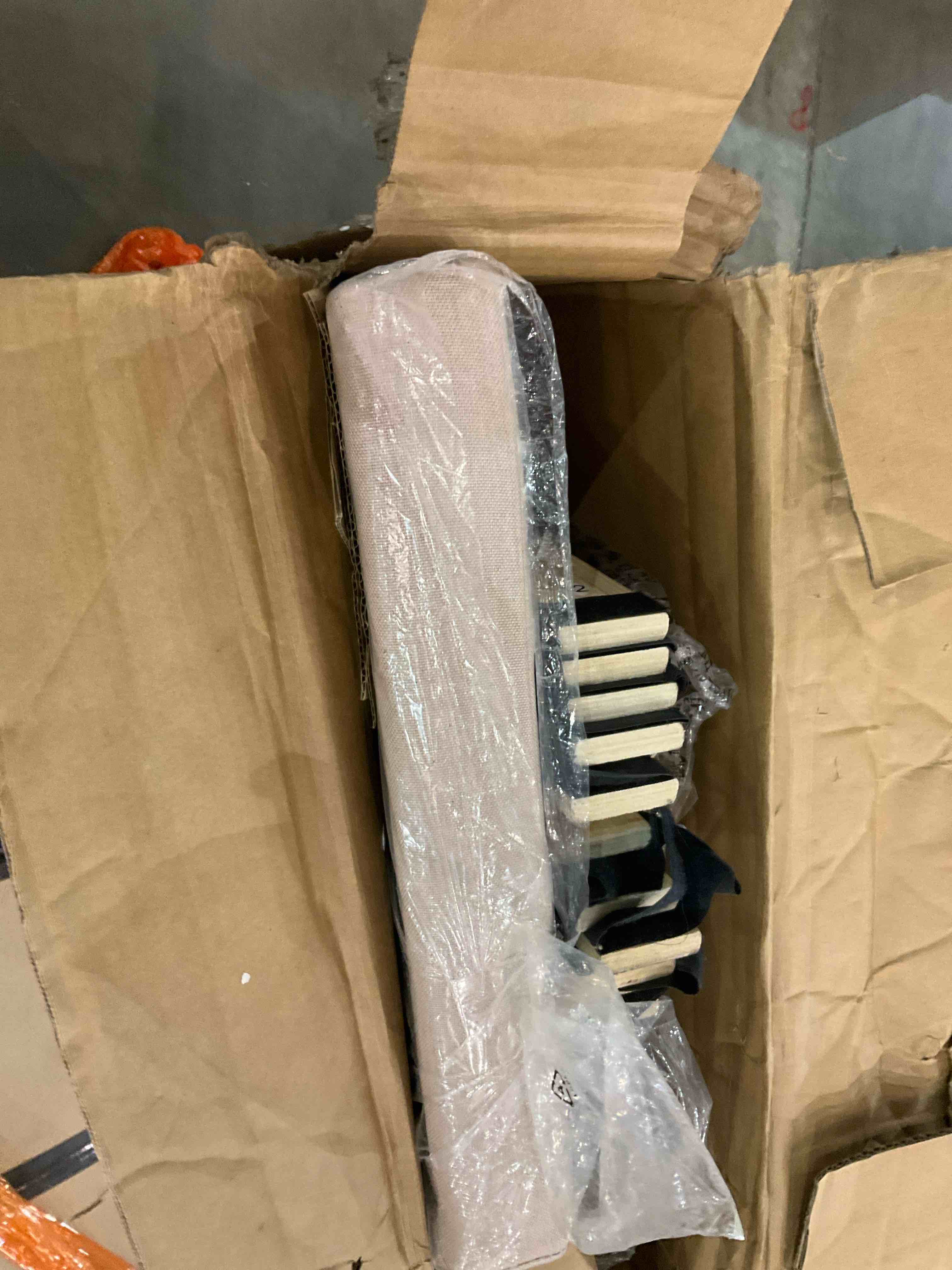 https://s3.amazonaws.com/lotting-images-prod/BargainHunt/BHL00082054_1708091342385.jpeg