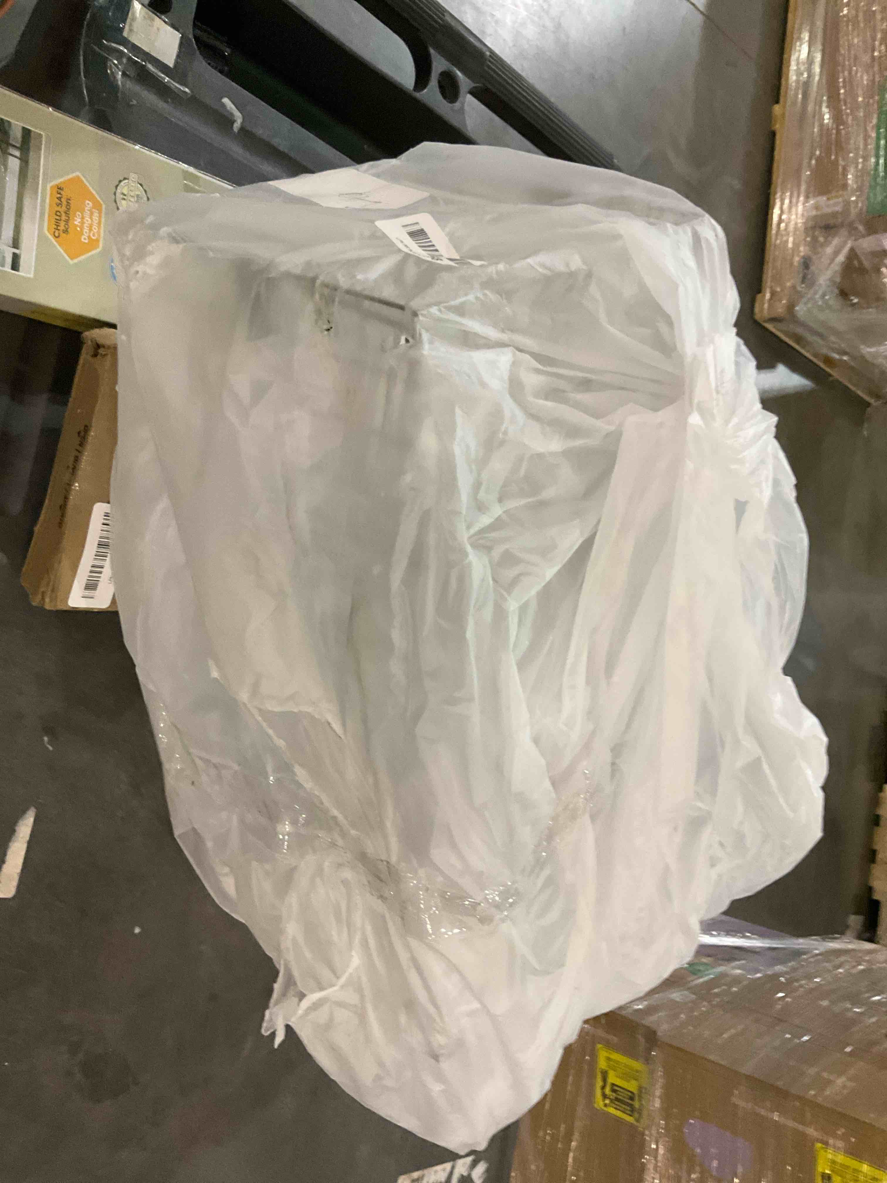 https://s3.amazonaws.com/lotting-images-prod/BargainHunt/BHL00082490_1709127450684.jpeg
