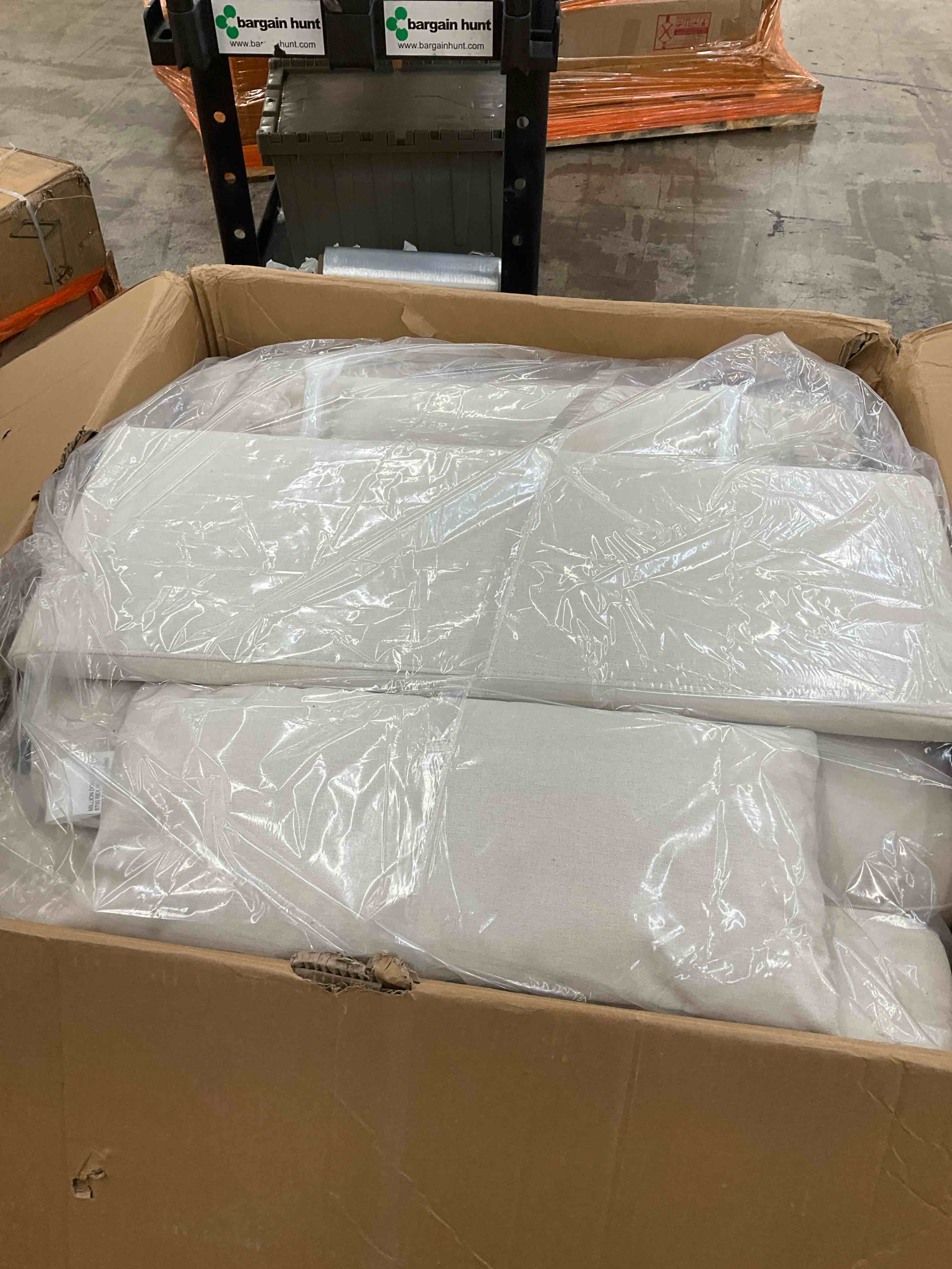 https://s3.amazonaws.com/lotting-images-prod/BargainHunt/BHL00086501_1716315405837.jpeg