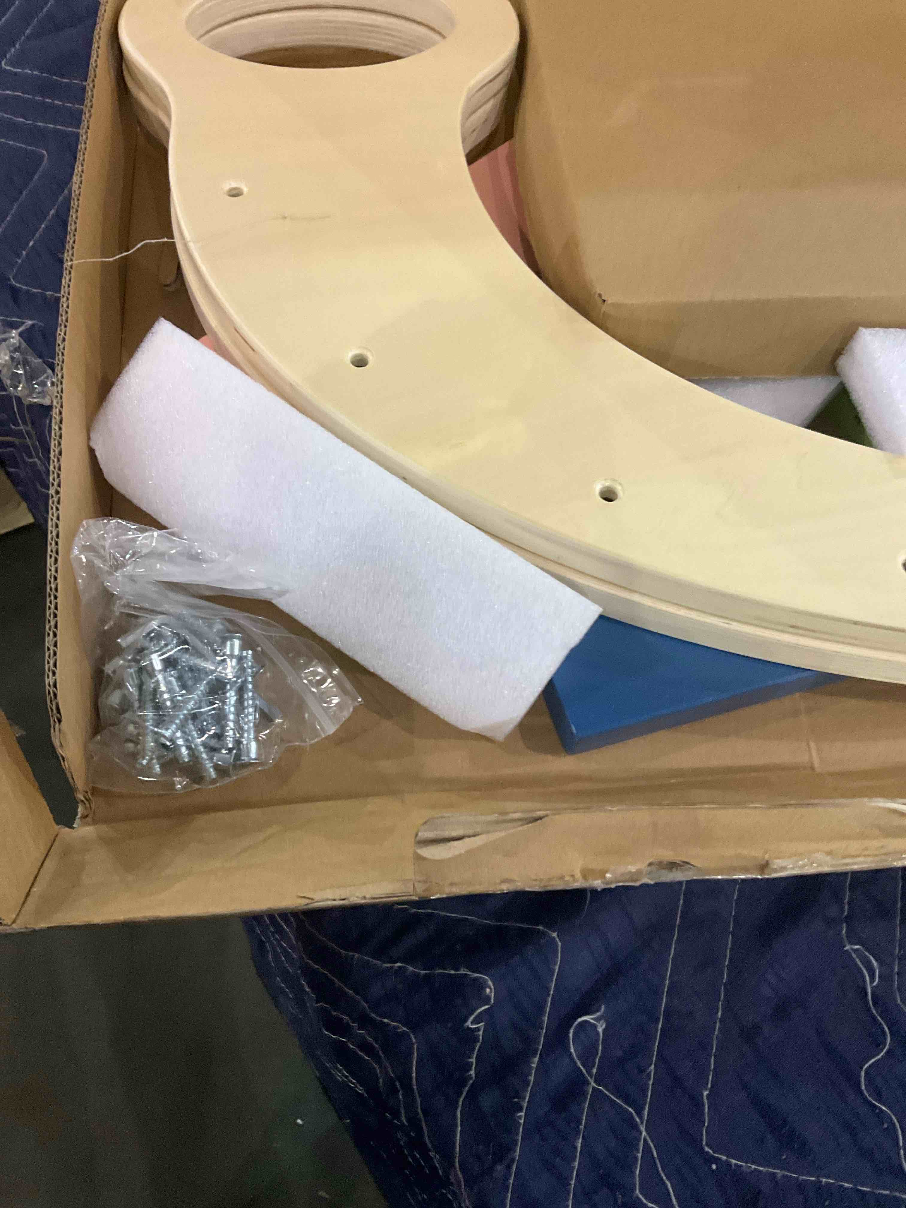 https://s3.amazonaws.com/lotting-images-prod/BargainHunt/BHL00087830_1706791640622.jpeg