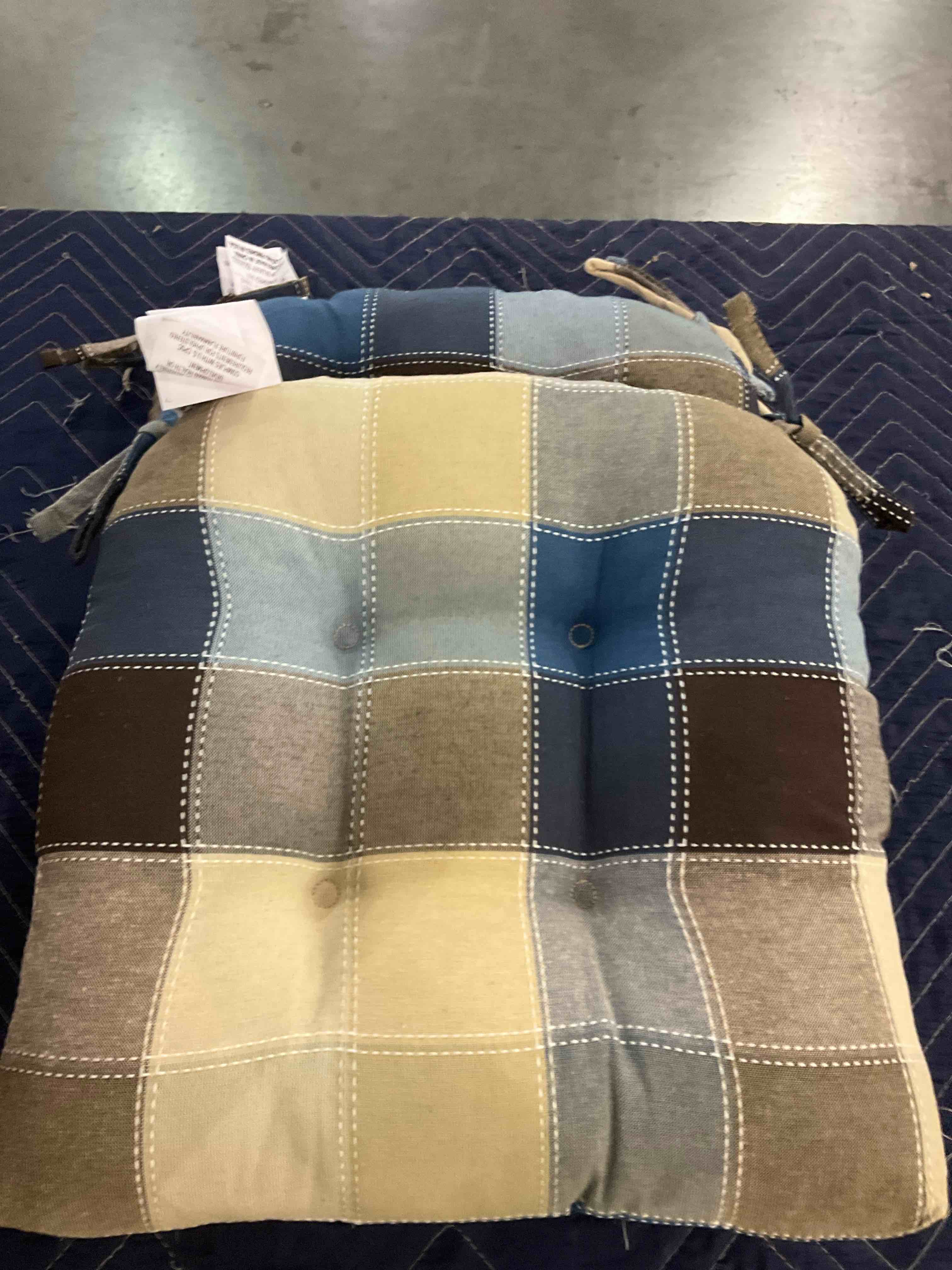 https://s3.amazonaws.com/lotting-images-prod/BargainHunt/BHL00087836_1706792939692.jpeg