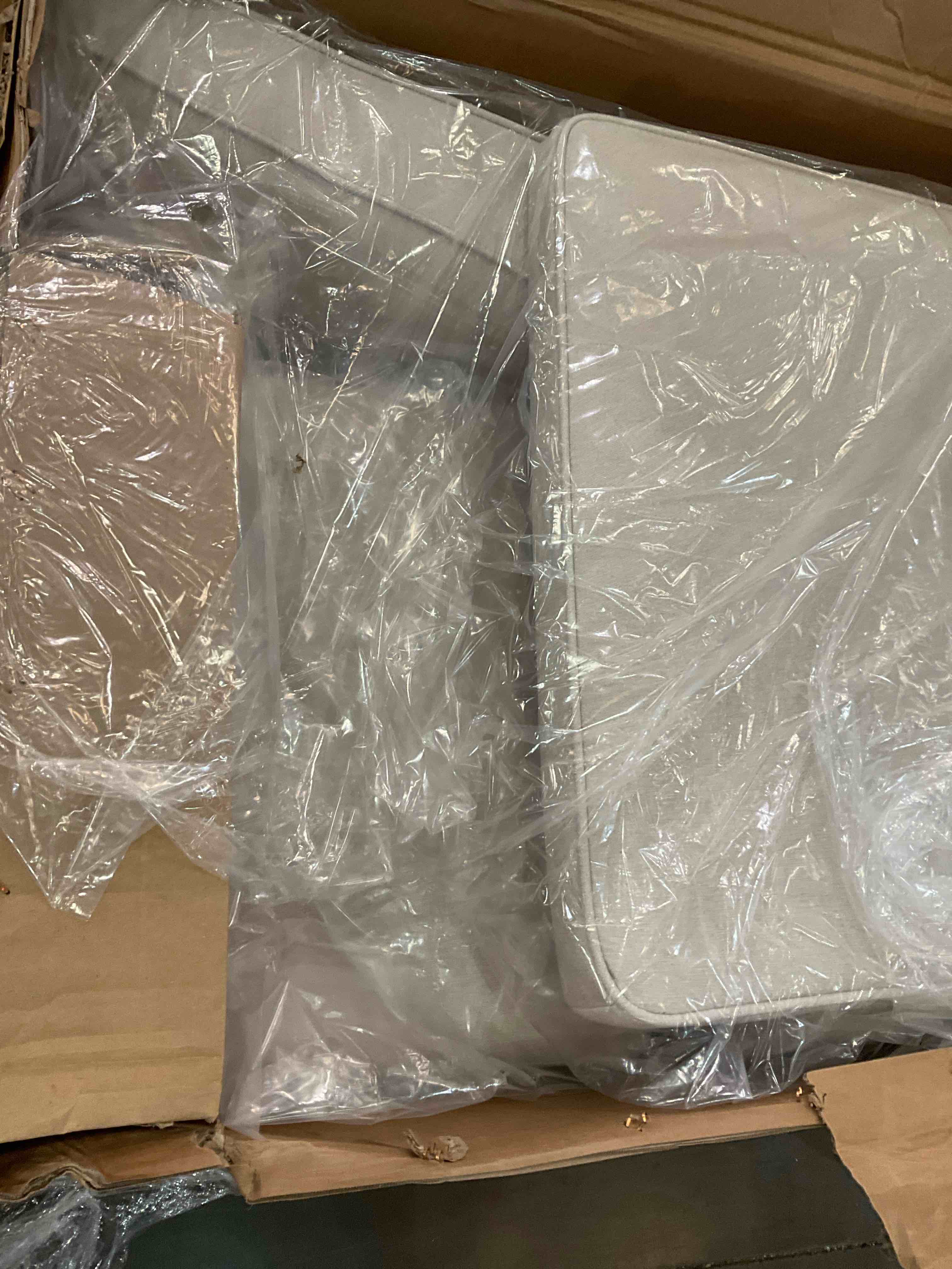 https://s3.amazonaws.com/lotting-images-prod/BargainHunt/BHL00101839_1707936011450.jpeg