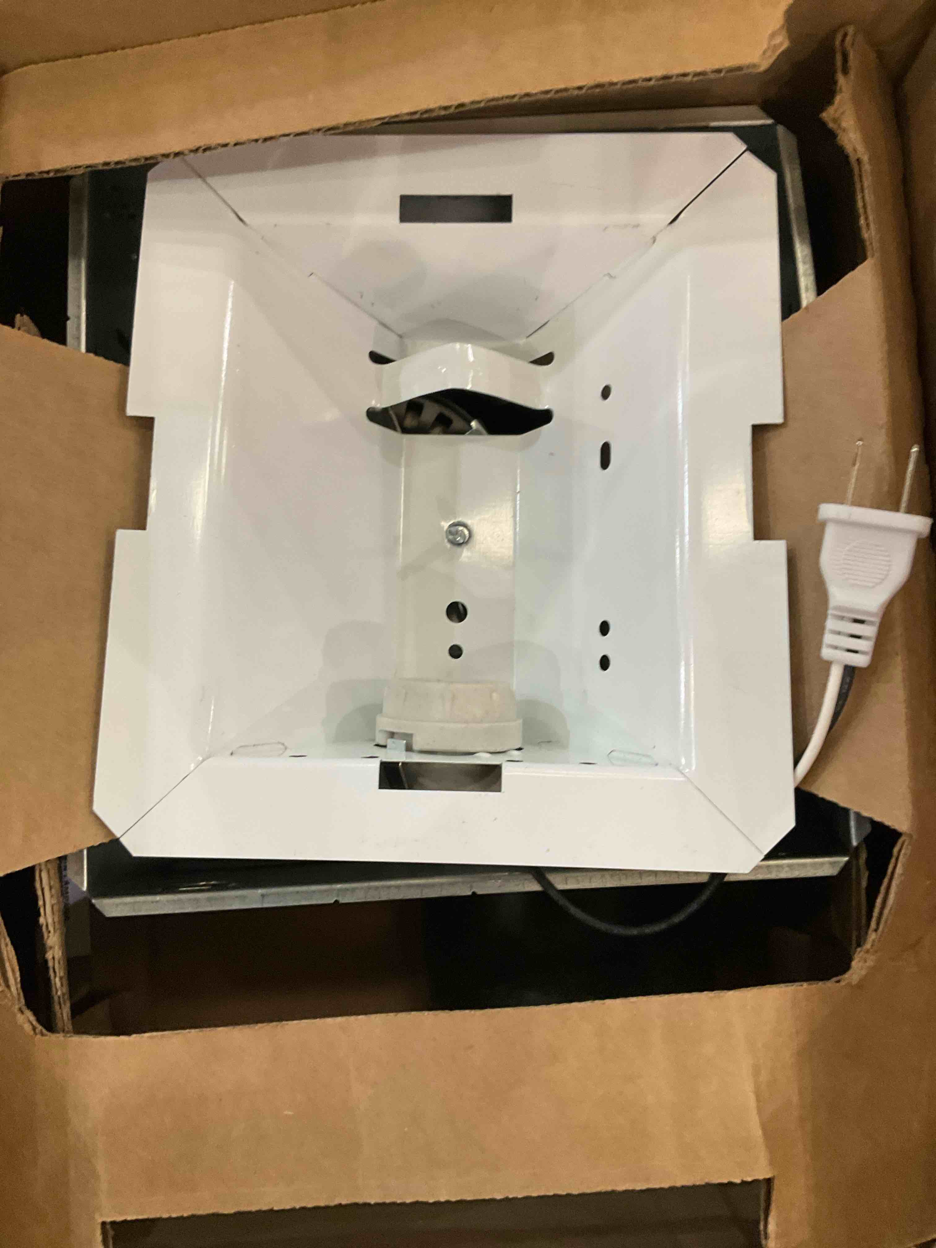 https://s3.amazonaws.com/lotting-images-prod/BargainHunt/BHL00104041_1709219592156.jpeg