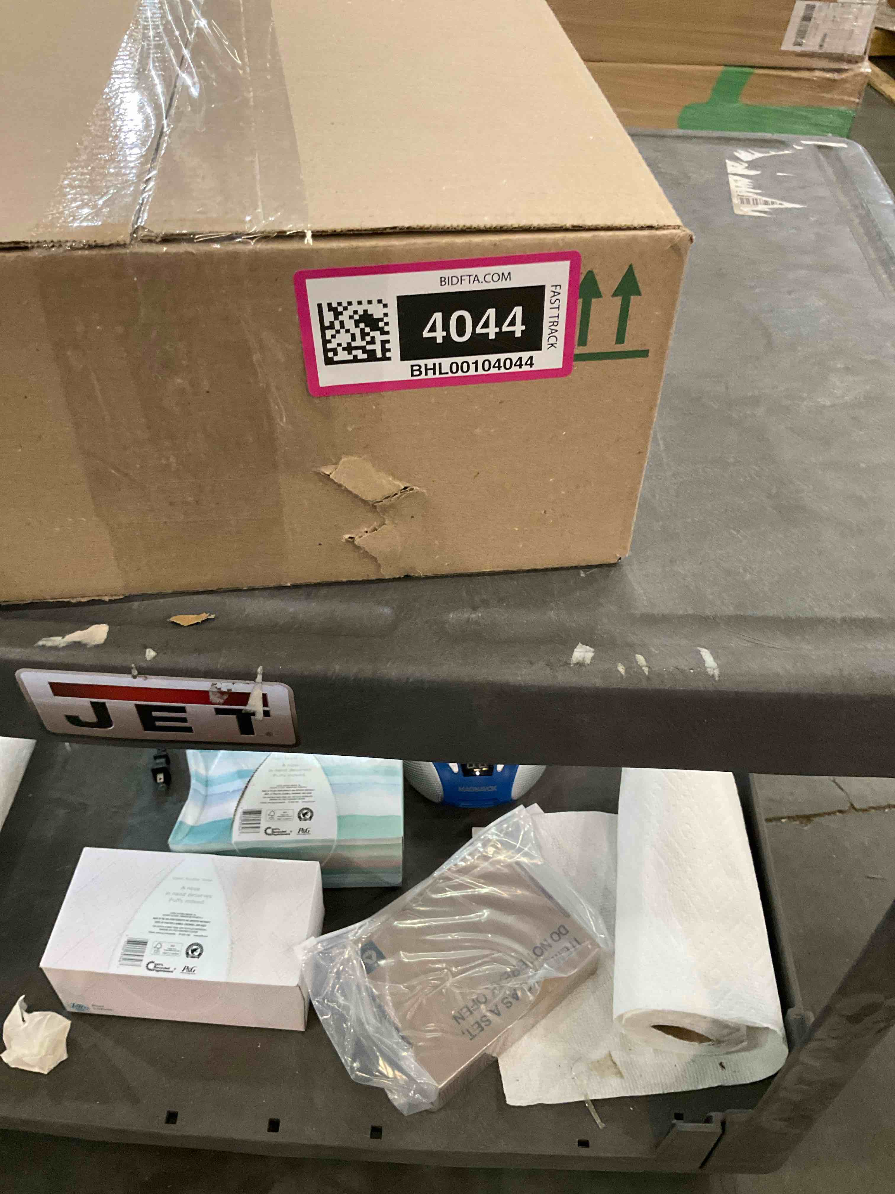 https://s3.amazonaws.com/lotting-images-prod/BargainHunt/BHL00104044_1709220328356.jpeg