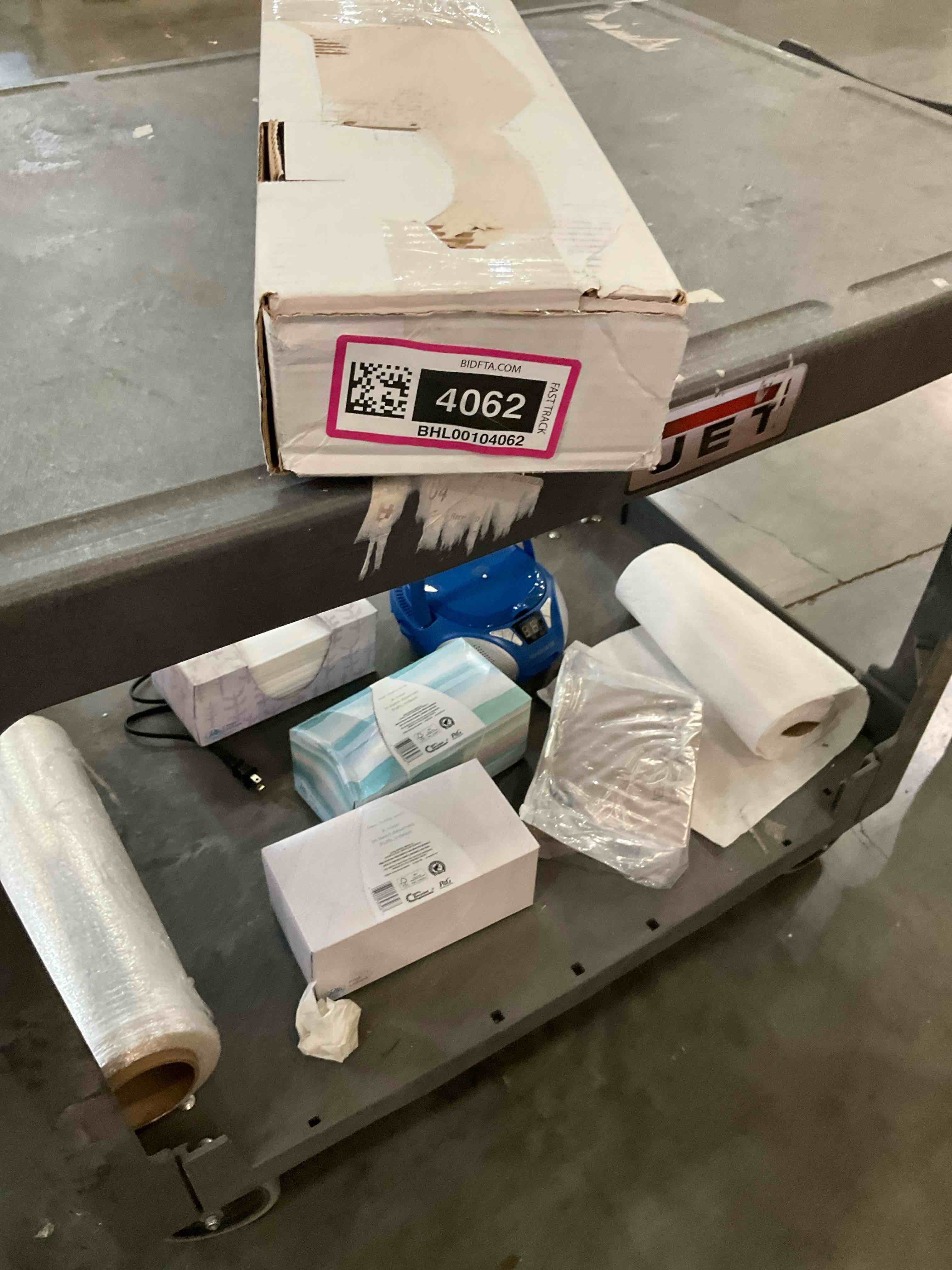 https://s3.amazonaws.com/lotting-images-prod/BargainHunt/BHL00104062_1709228334249.jpeg