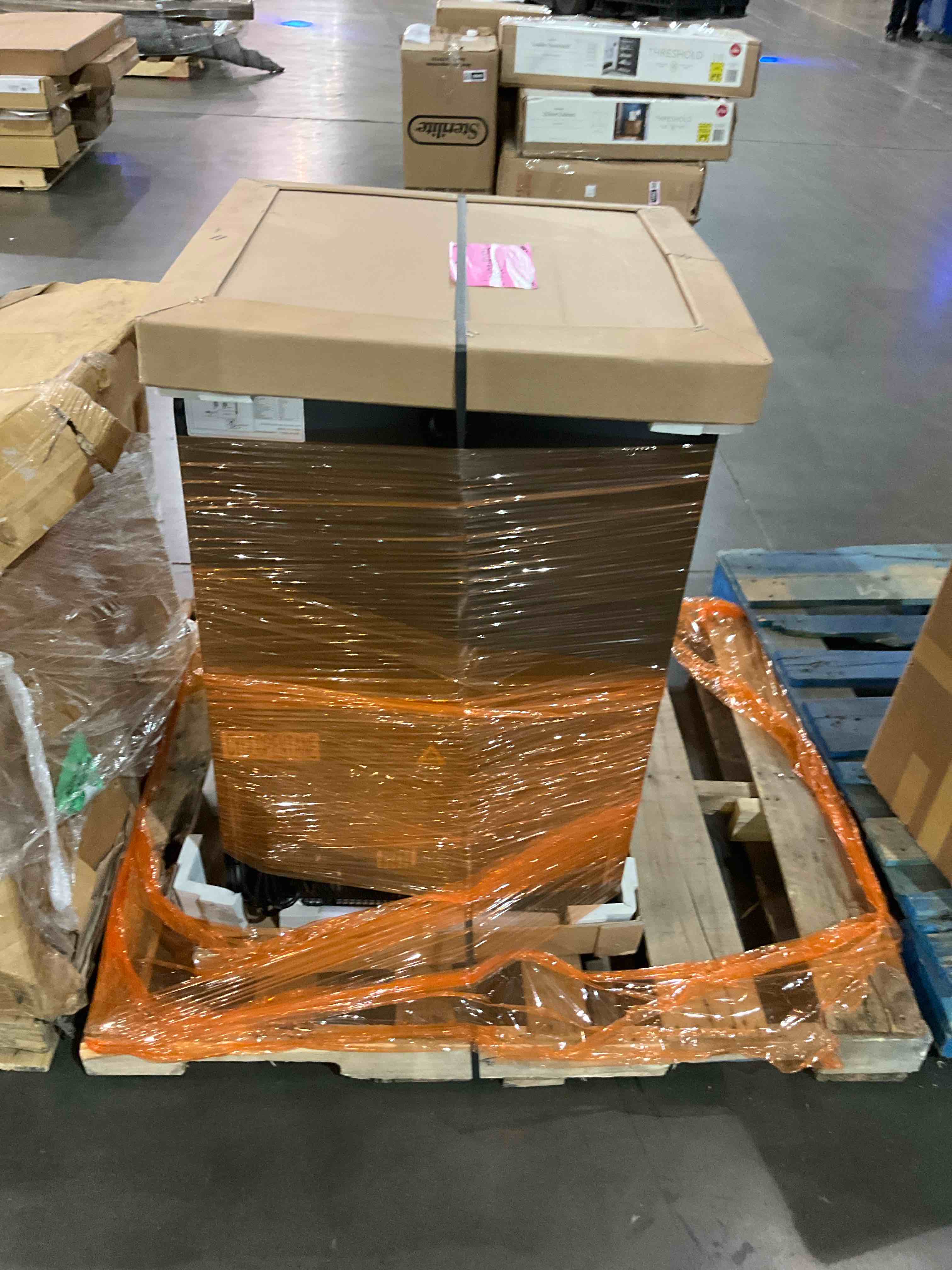 https://s3.amazonaws.com/lotting-images-prod/BargainHunt/BHL00104162_1715688391747.jpeg