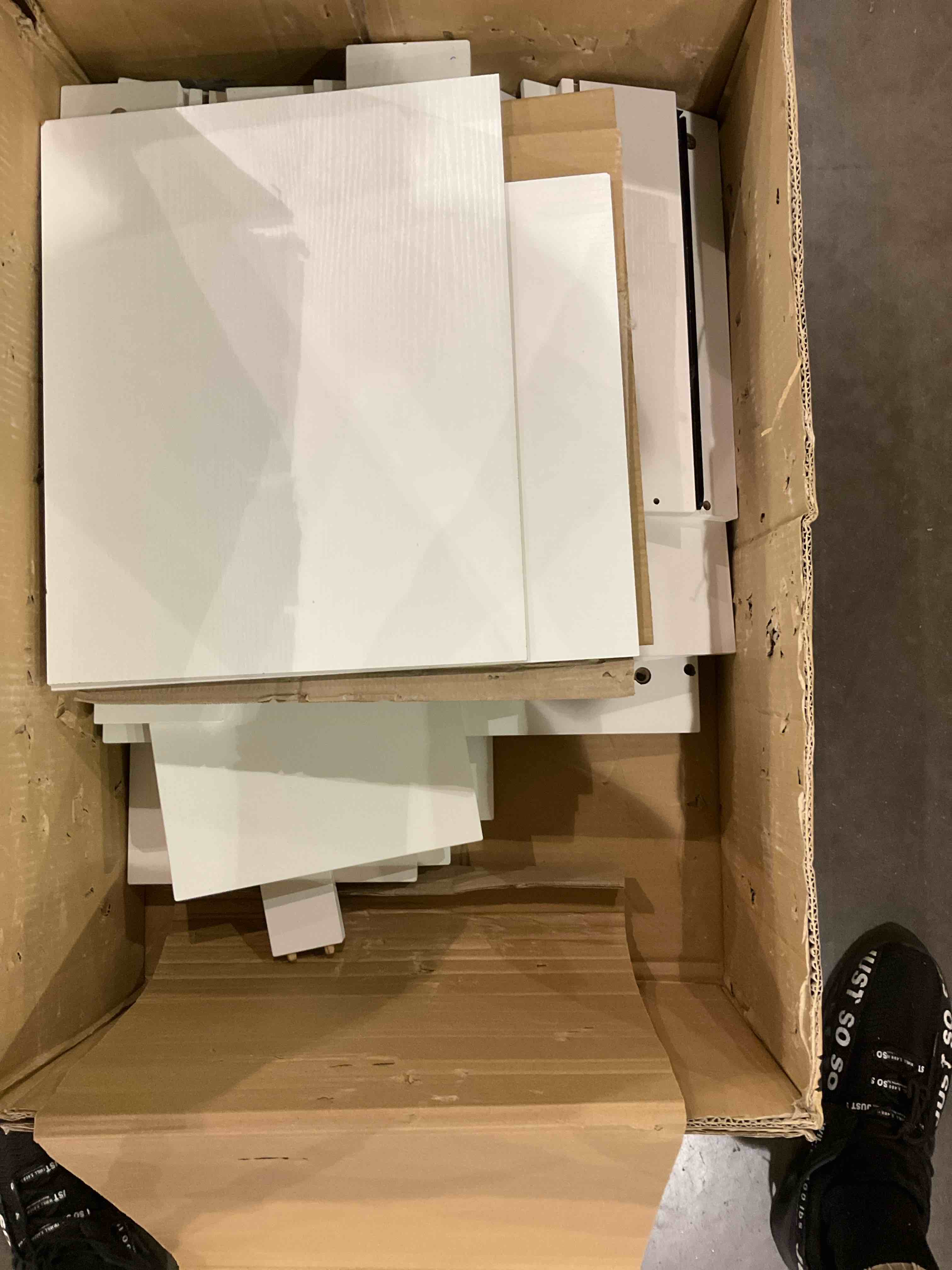 https://s3.amazonaws.com/lotting-images-prod/BargainHunt/BHL00106026_1709642958392.jpeg
