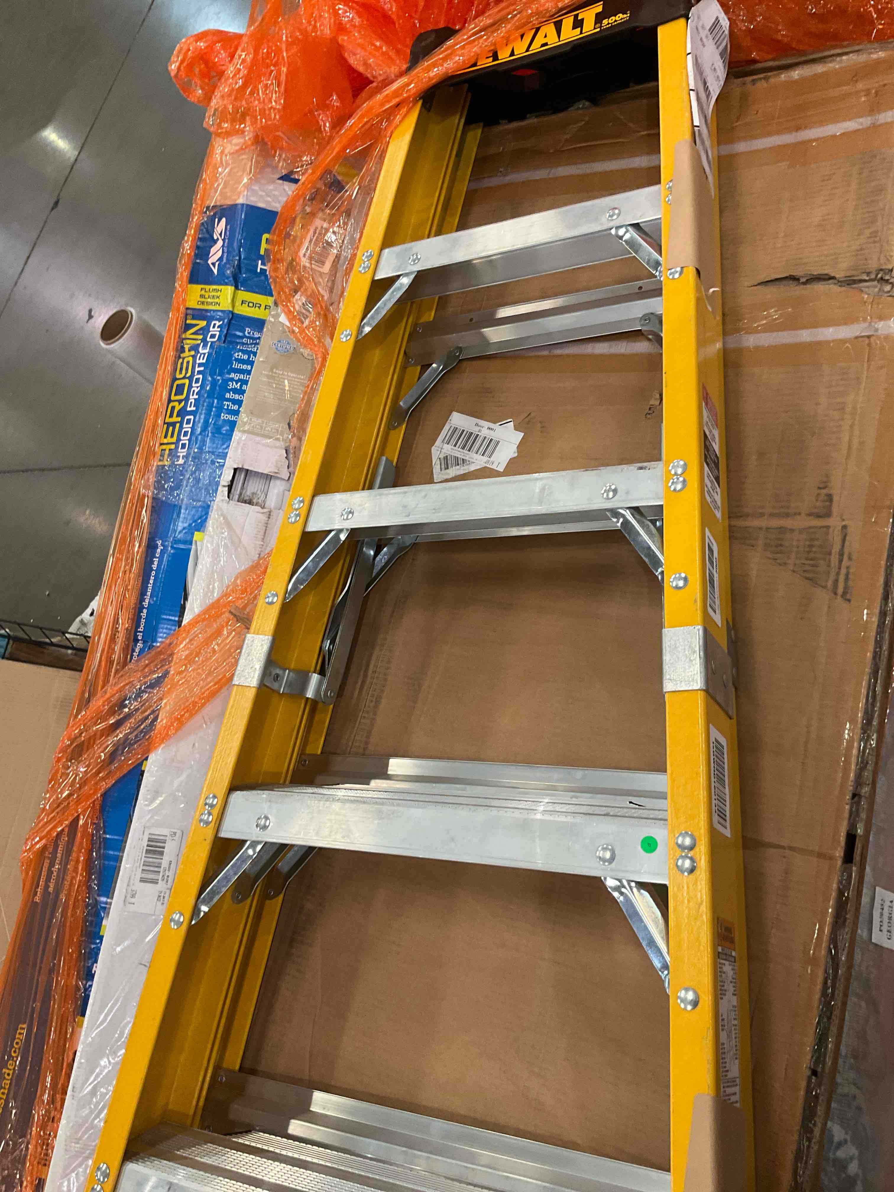 DeWalt 6-Feet Fiberglass Stepladder, 500-Pound Duty Rating, DXL3810-06,Silver 6 feet Stepladder