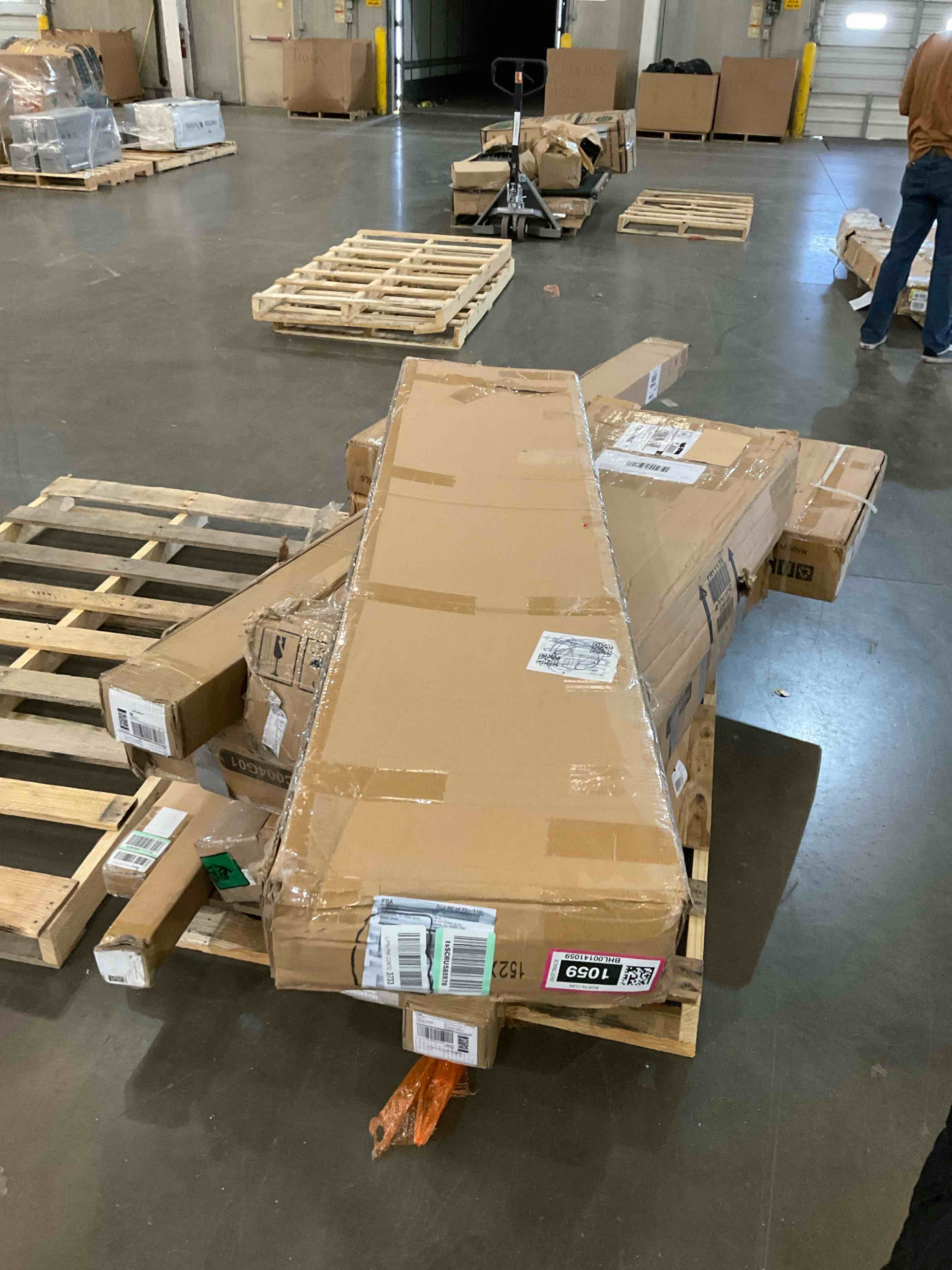 https://s3.amazonaws.com/lotting-images-prod/BargainHunt/BHL00141059_1711378472551.jpeg