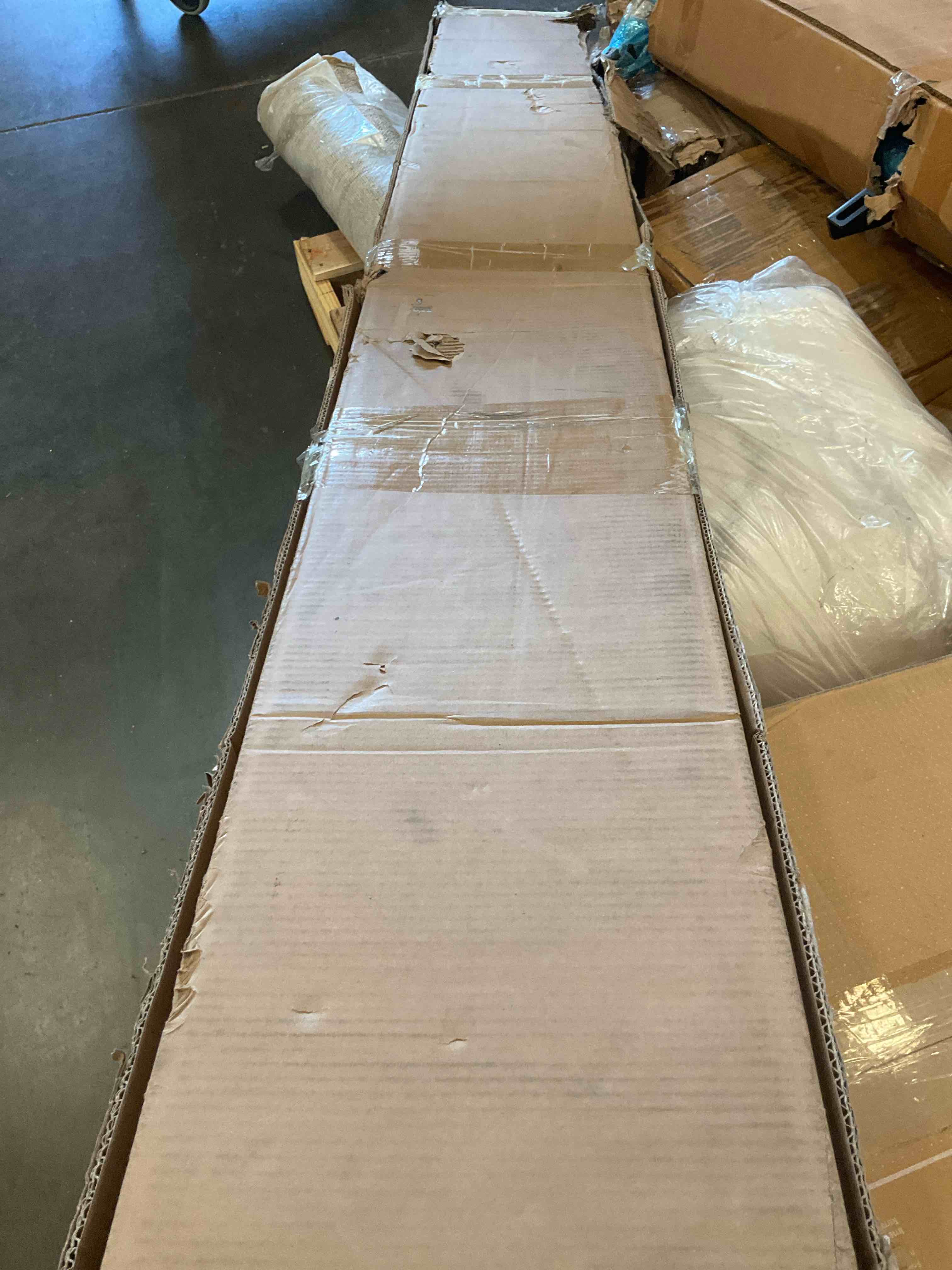 https://s3.amazonaws.com/lotting-images-prod/BargainHunt/BHL00144081_1716917533075.jpeg