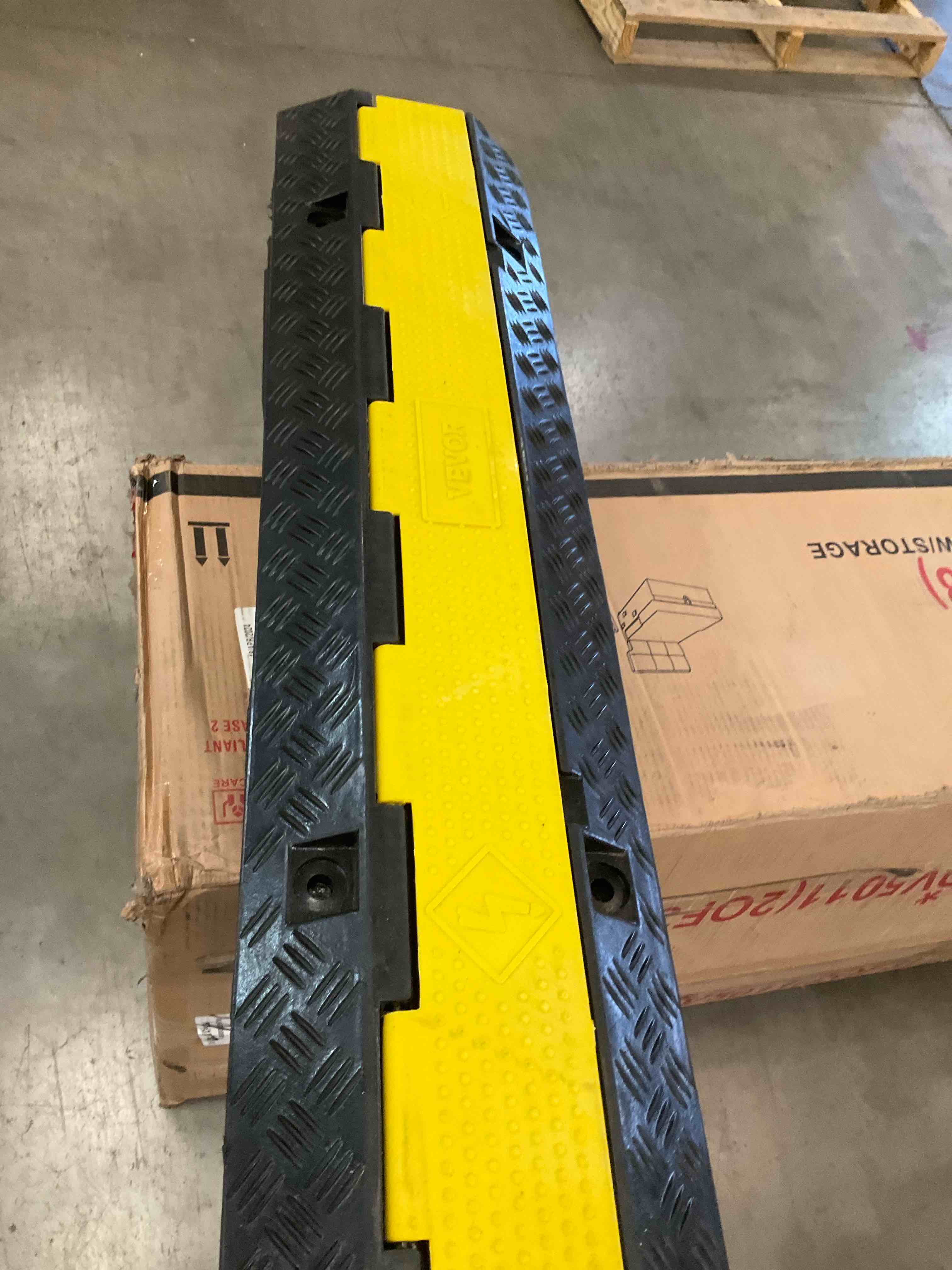 https://s3.amazonaws.com/lotting-images-prod/BargainHunt/BHL00144147_1716996645215.jpeg
