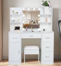 https://s3.amazonaws.com/lotting-images-prod/BargainHunt/BHL00148348_1713371914408.jpeg
