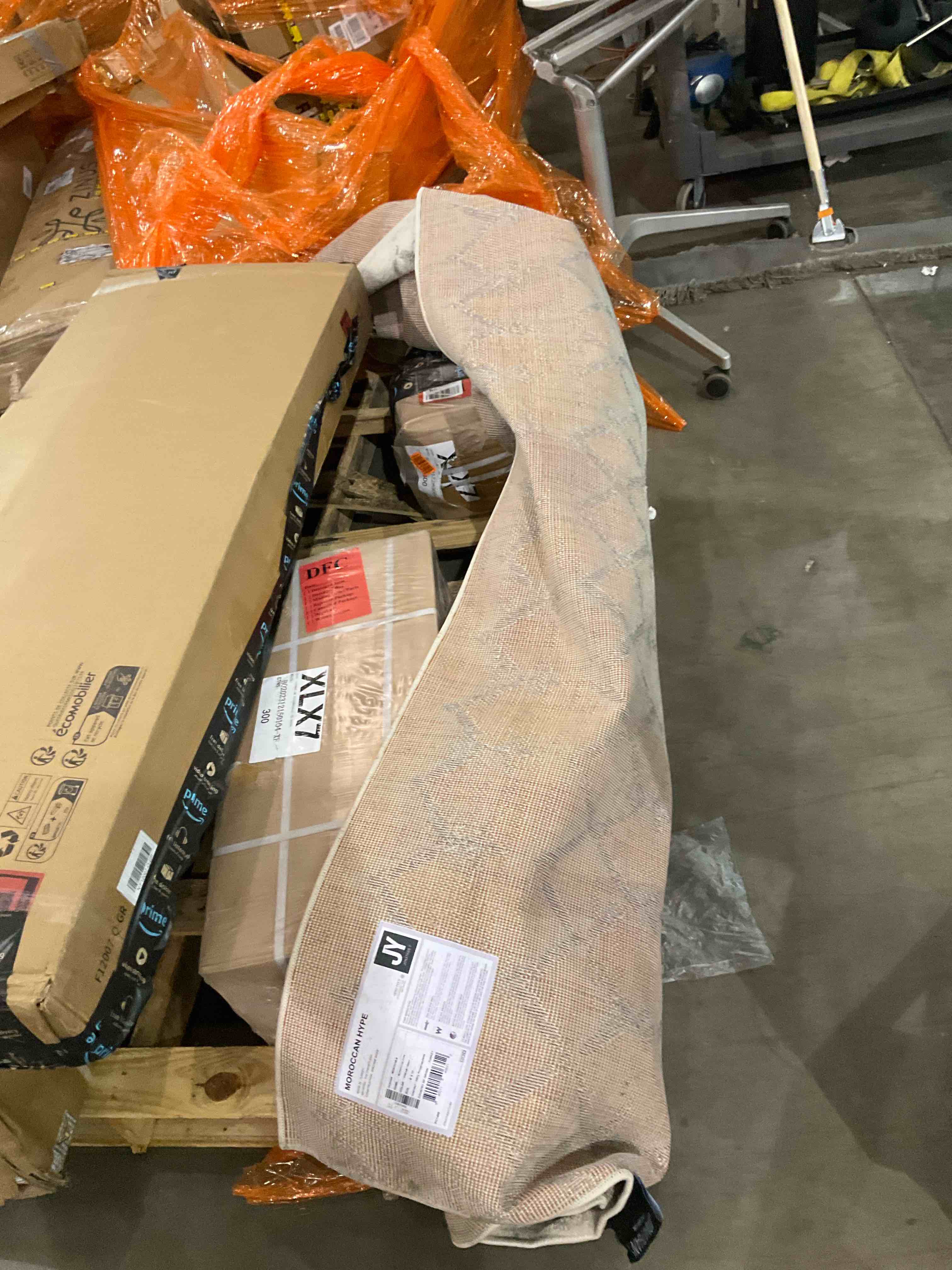 https://s3.amazonaws.com/lotting-images-prod/BargainHunt/BHL00149776_1715862965522.jpeg