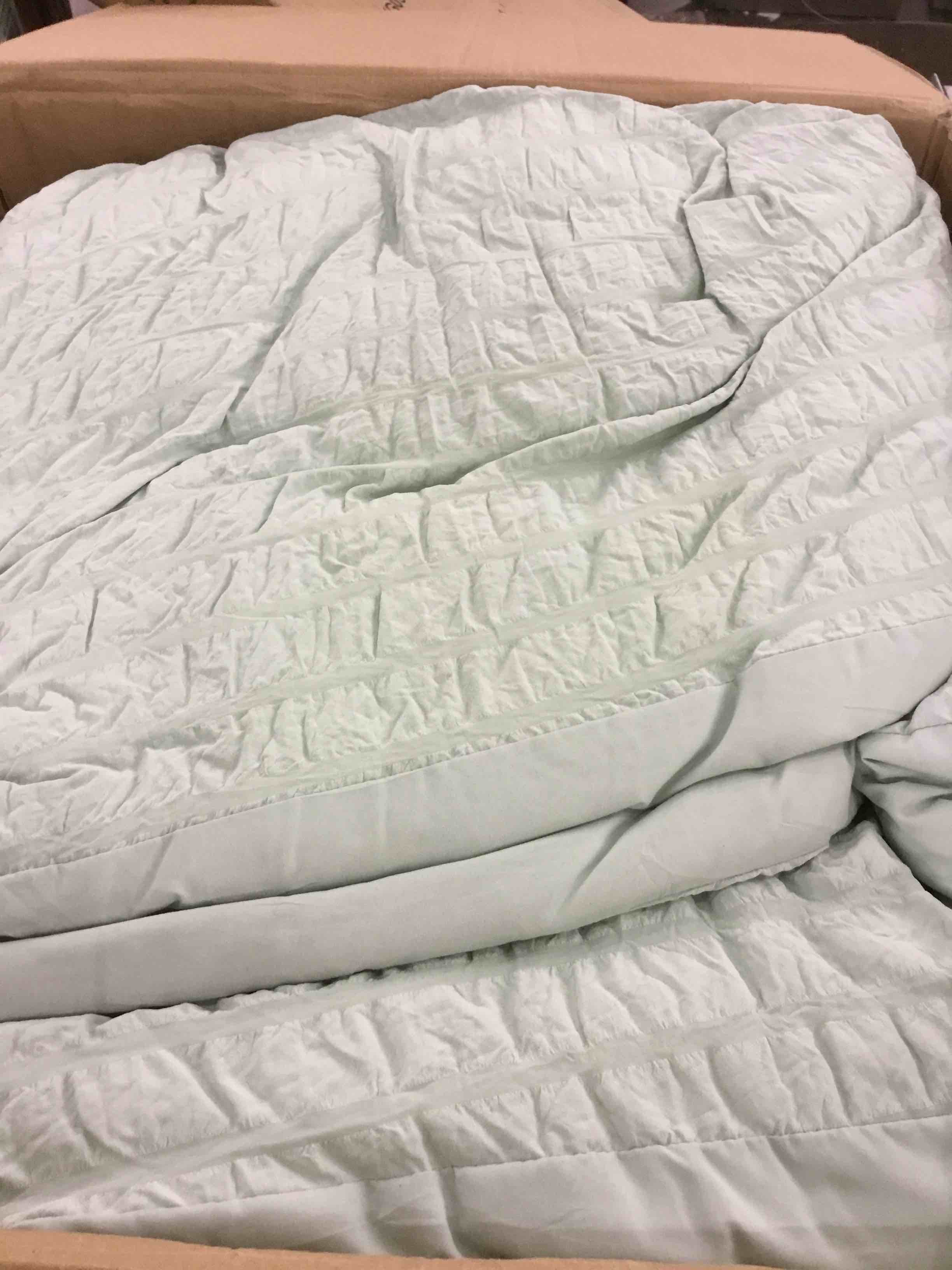 https://s3.amazonaws.com/lotting-images-prod/BargainHunt/EXS00380267_1716468794630.jpeg