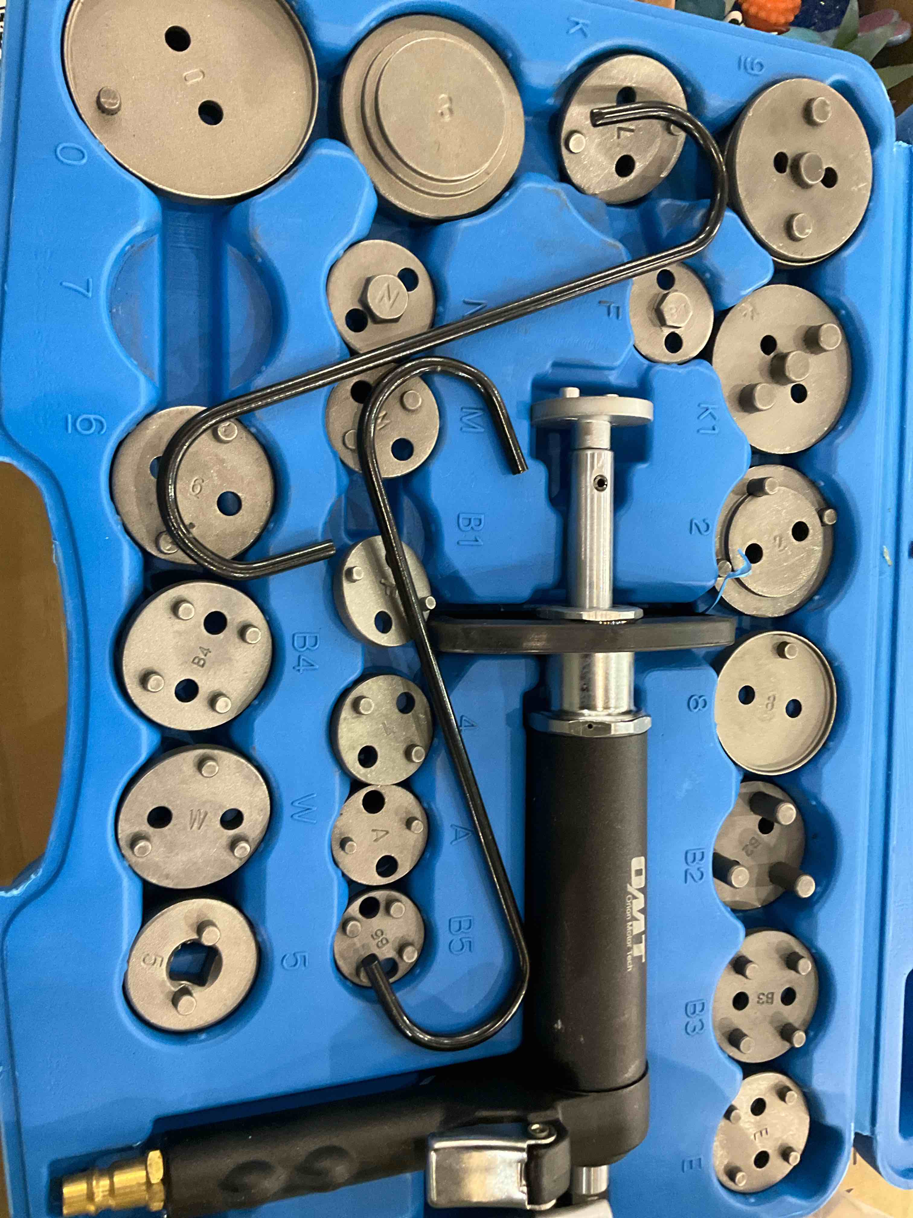 https://s3.amazonaws.com/lotting-images-prod/BargainHunt/EXS00381787_1715783364131.jpeg