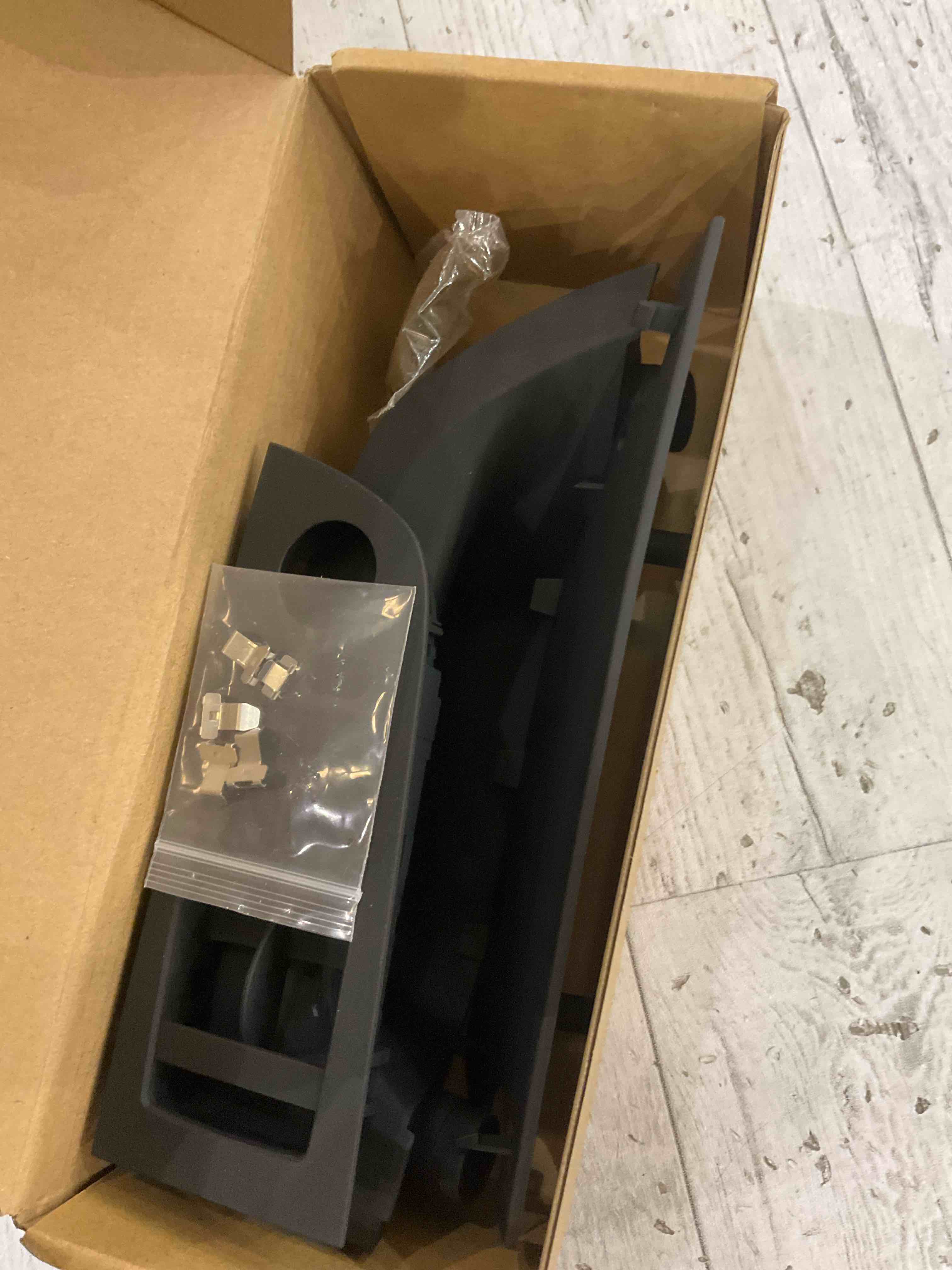 https://s3.amazonaws.com/lotting-images-prod/BargainHunt/EXS00383238_1715880837936.jpeg