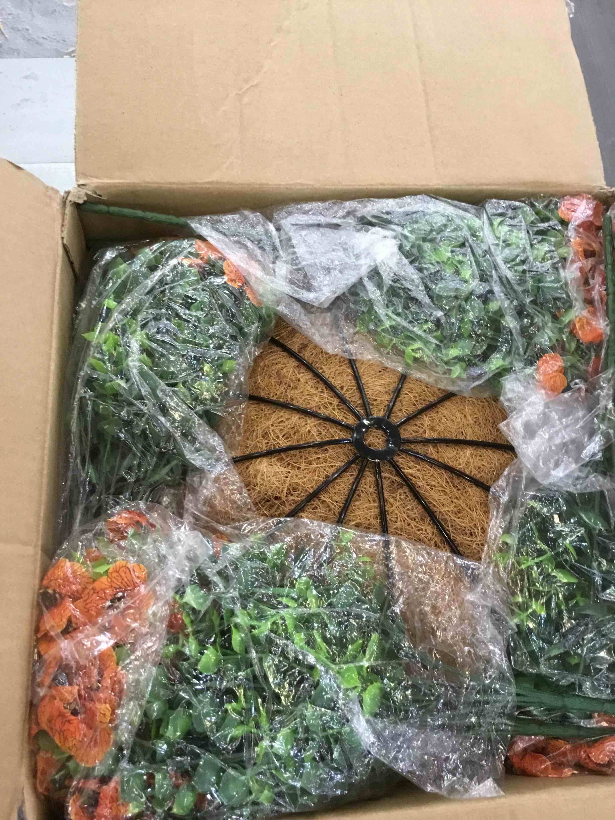 artificial fake hanging garden yard decoration Artificial Faux Hanging Plants Flowers Basket Outdoor Porch Garden Spring Summer Decoration,Fake Silk Daisy in Planter Realistic UV Resistant for Outside Home Patio Balcony 