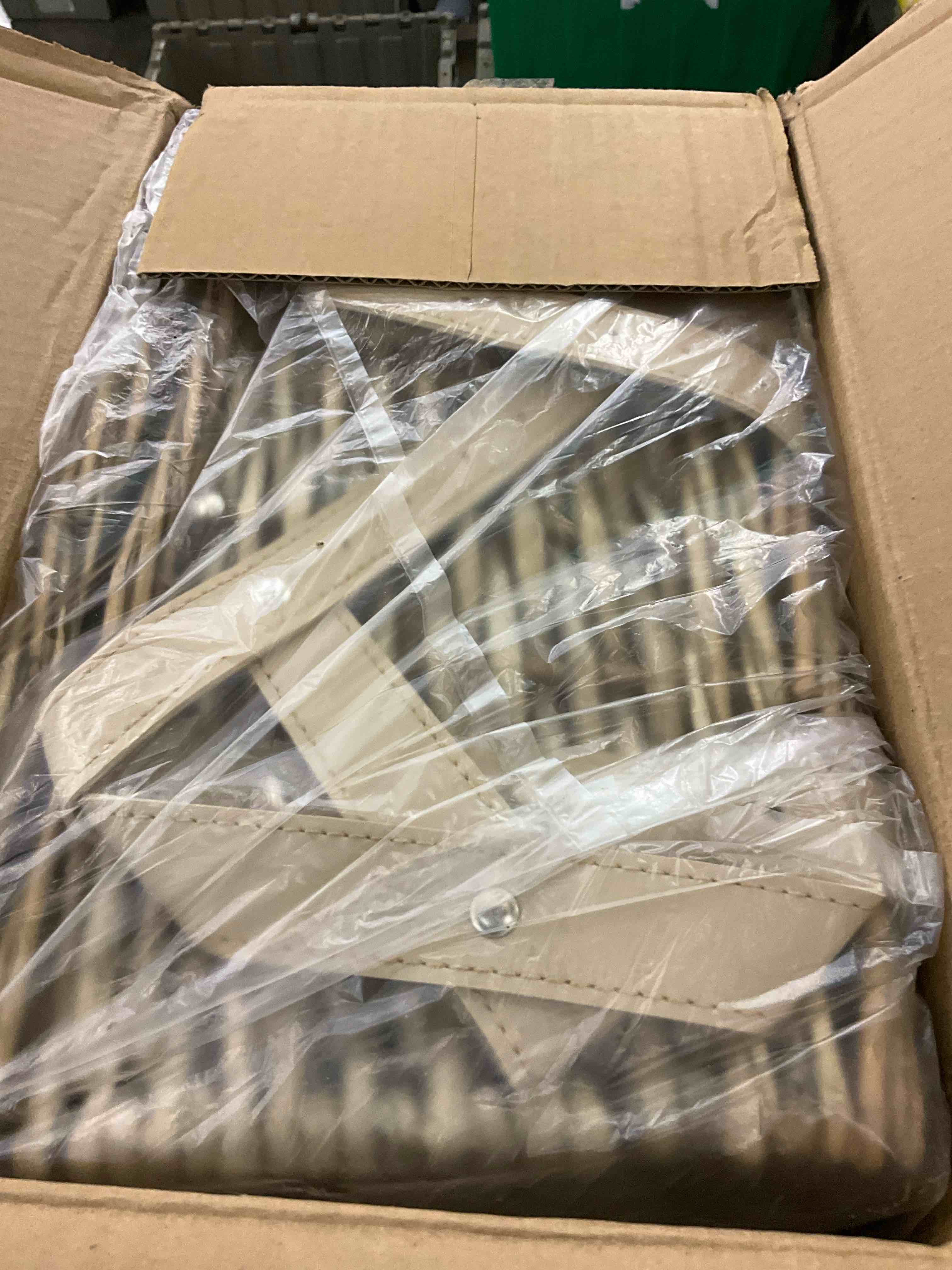 https://s3.amazonaws.com/lotting-images-prod/BargainHunt/EXS00384808_1715870347200.jpeg