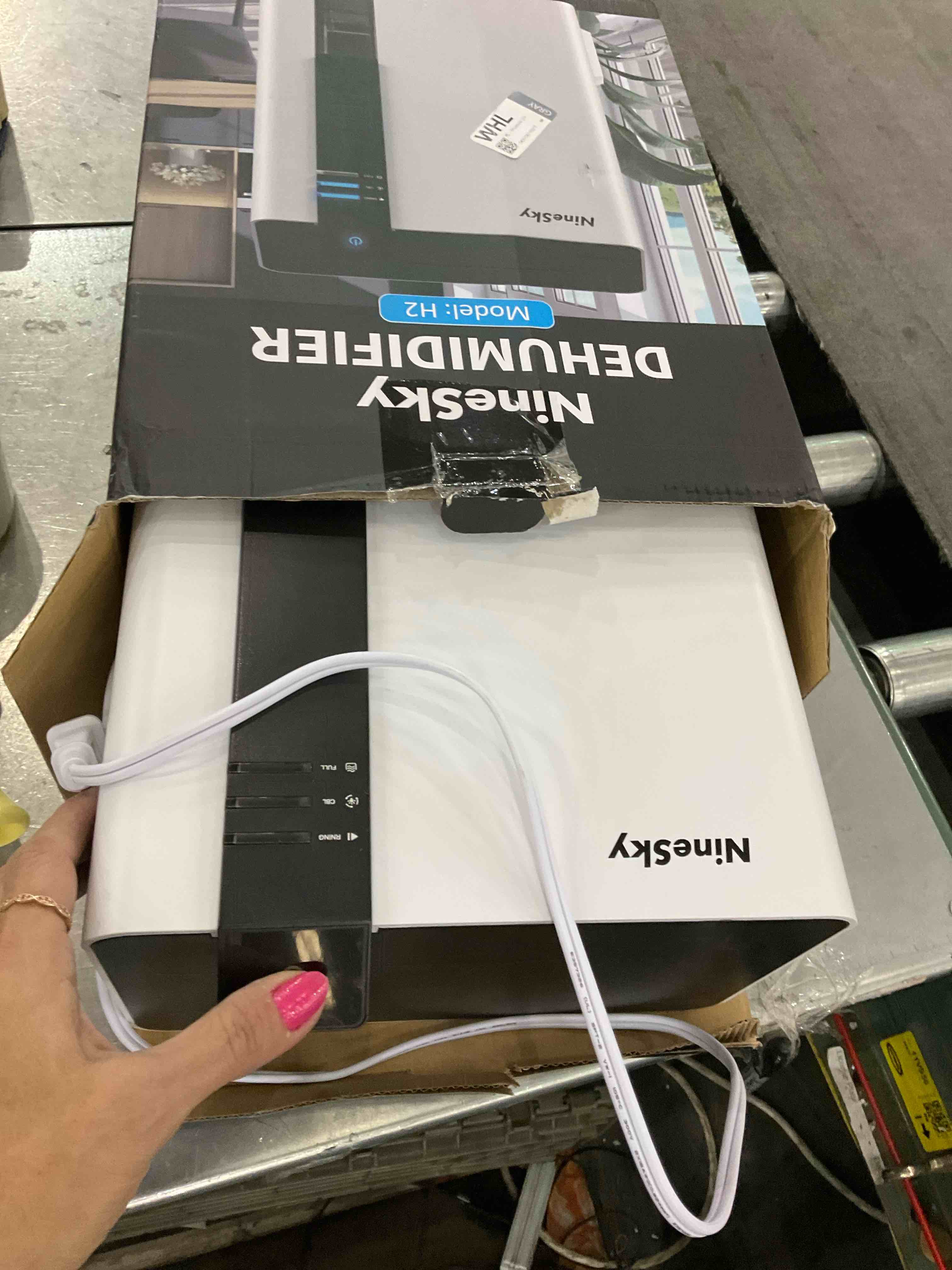 https://s3.amazonaws.com/lotting-images-prod/BargainHunt/EXS00385309_1709743859113.jpeg