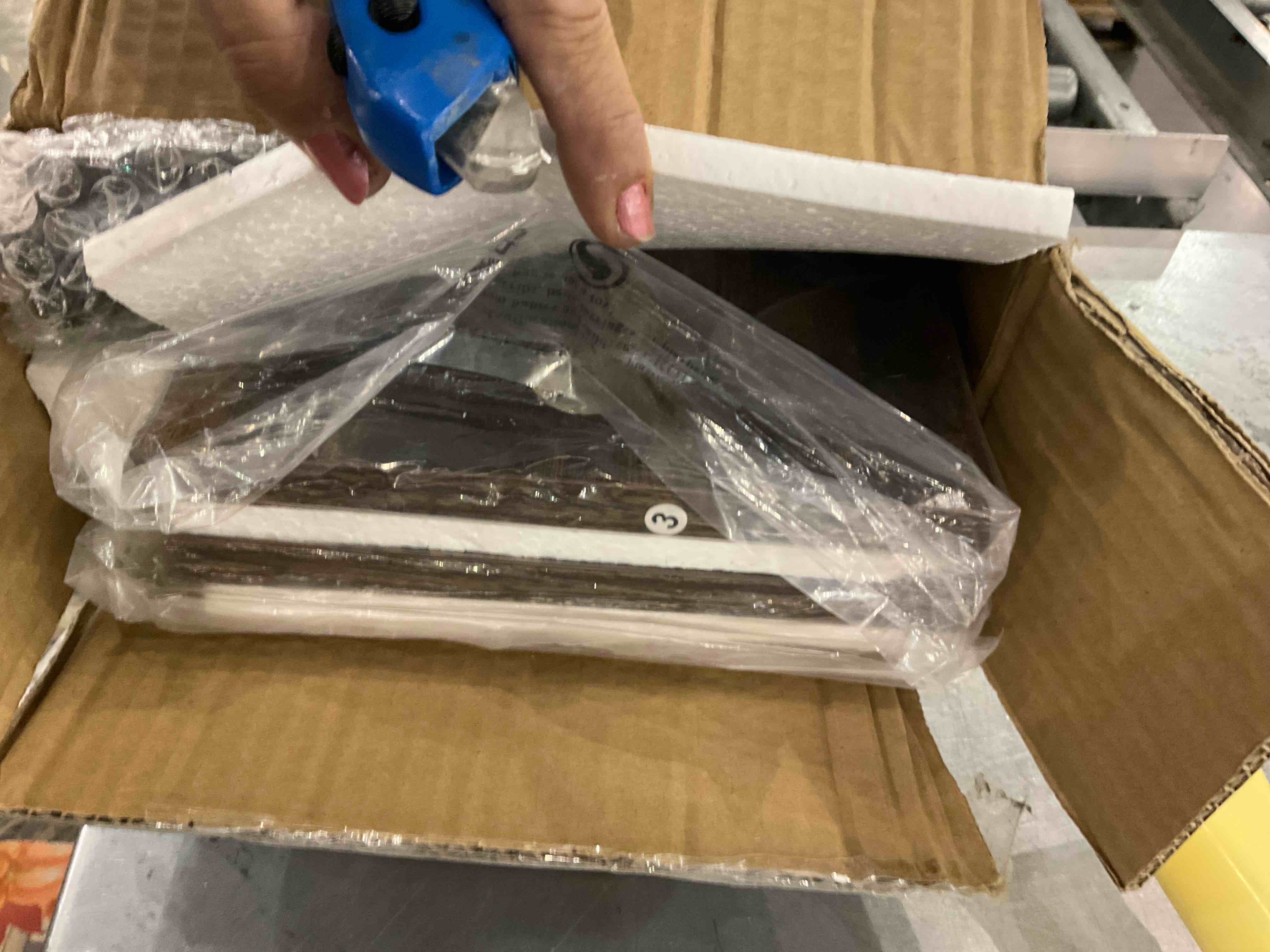 https://s3.amazonaws.com/lotting-images-prod/BargainHunt/EXS00385837_1711025125244.jpeg