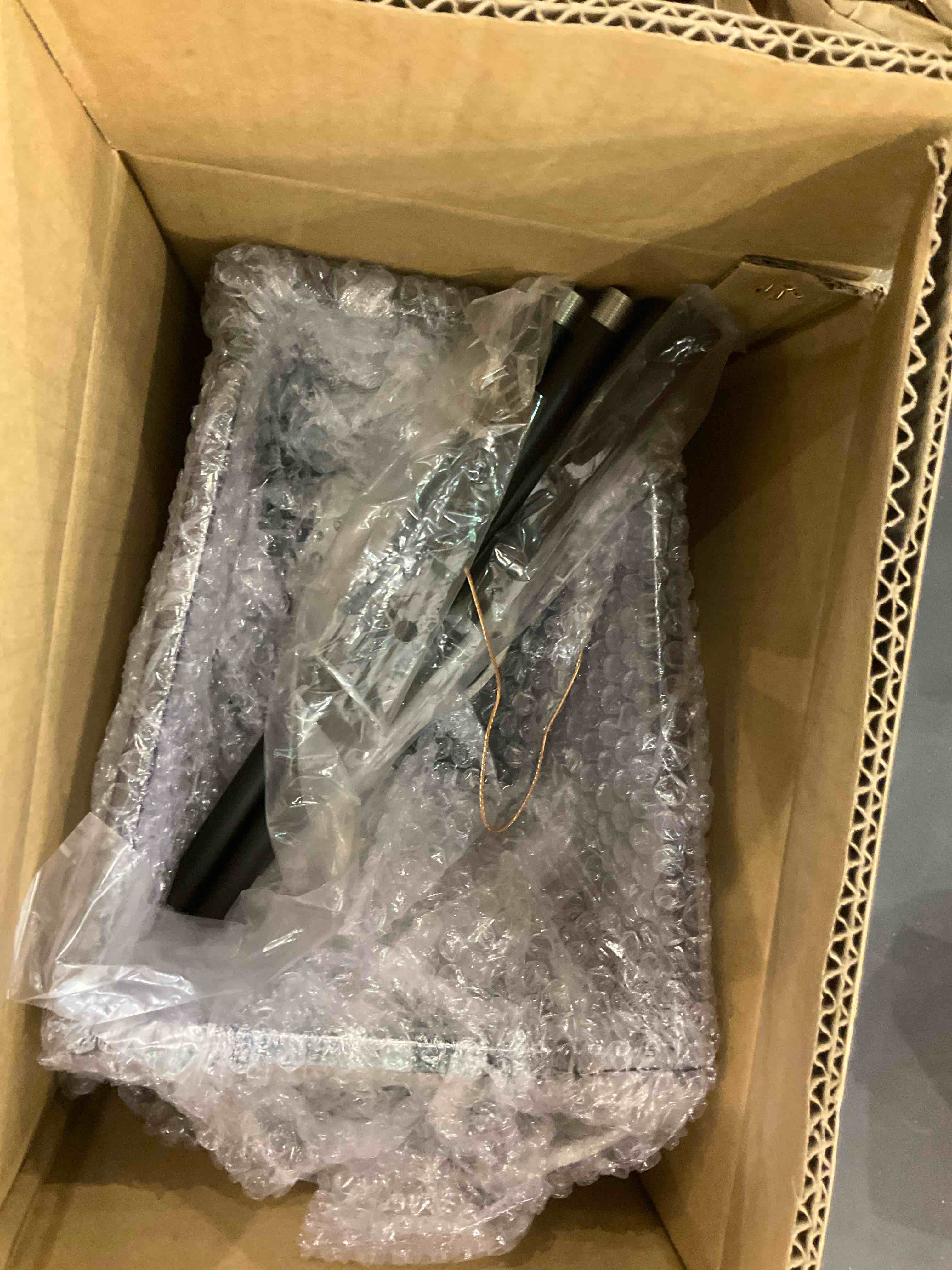 https://s3.amazonaws.com/lotting-images-prod/BargainHunt/EXS00387783_1715599283416.jpeg