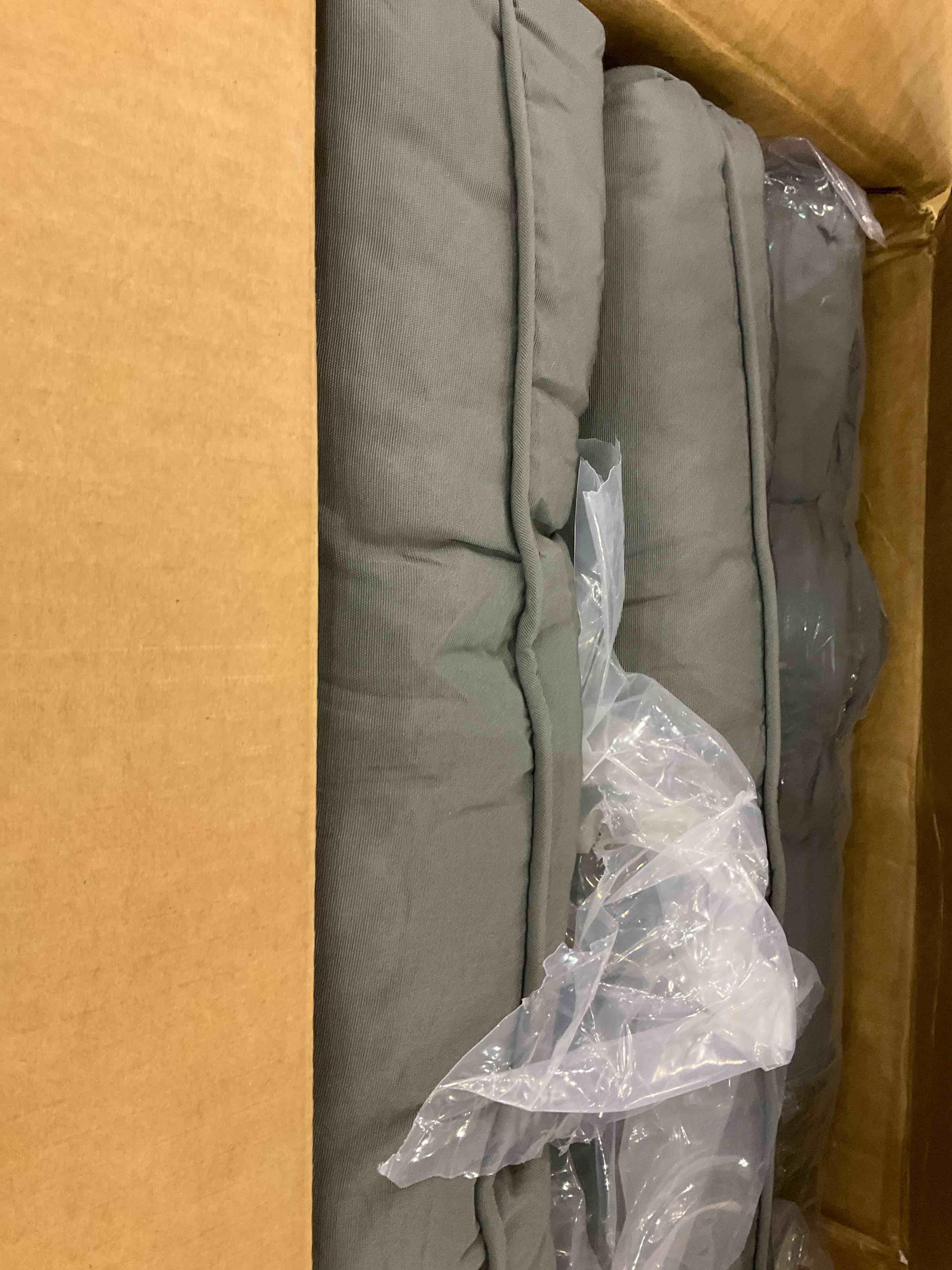 https://s3.amazonaws.com/lotting-images-prod/BargainHunt/EXS00388439_1715946056887.jpeg