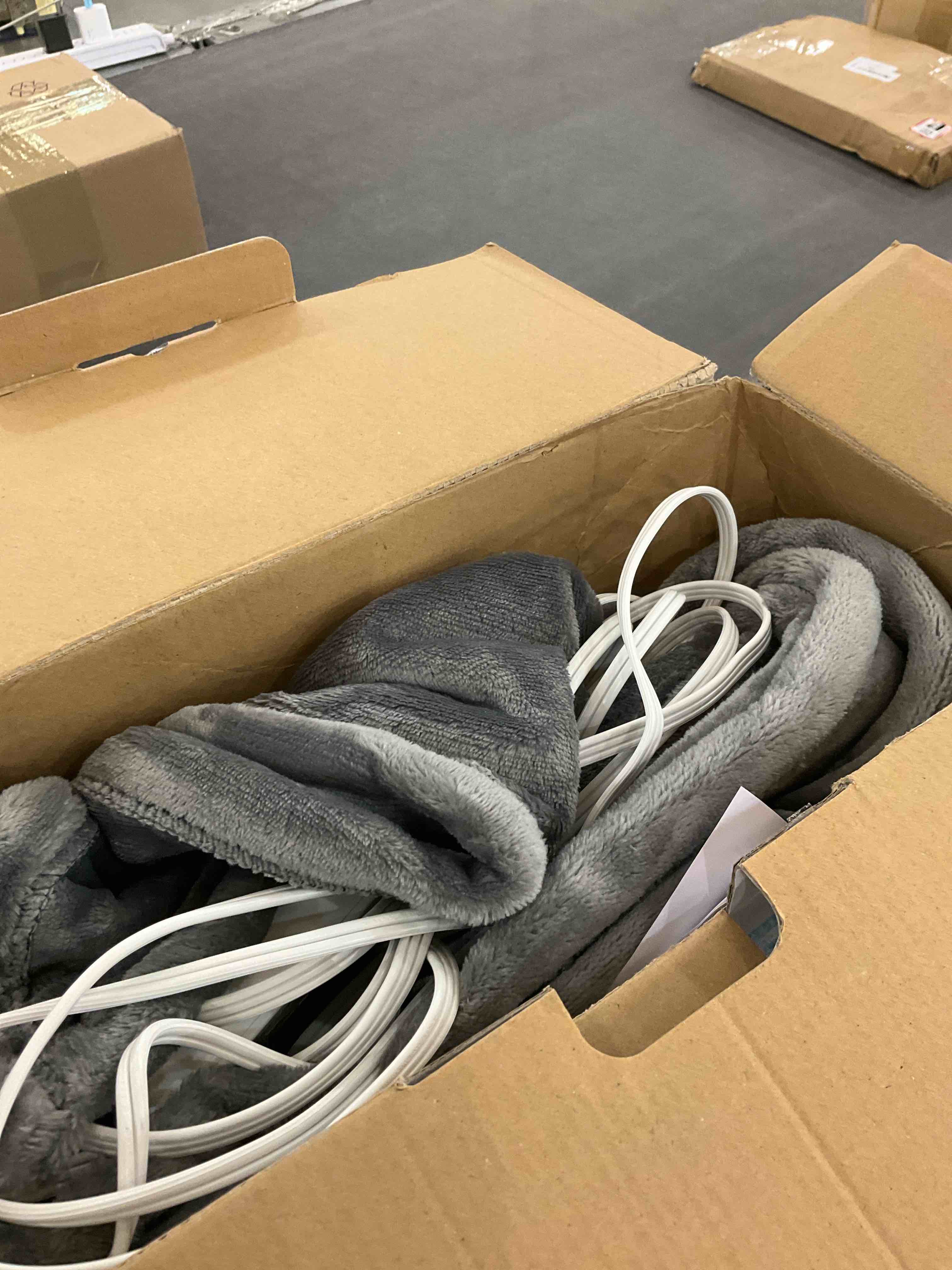 https://s3.amazonaws.com/lotting-images-prod/BargainHunt/EXS00409101_1711565069918.jpeg