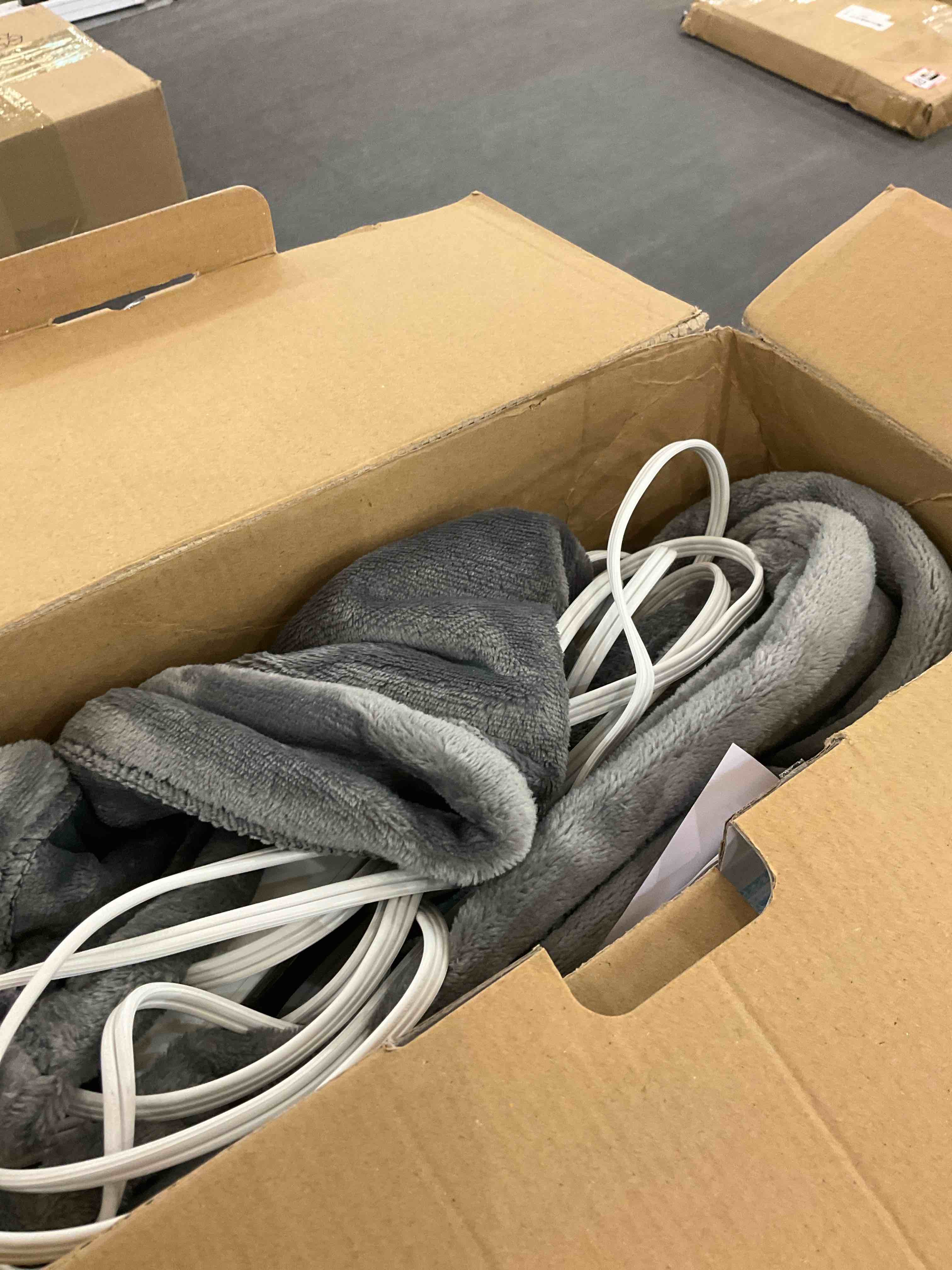 https://s3.amazonaws.com/lotting-images-prod/BargainHunt/EXS00409101_1711565070928.jpeg