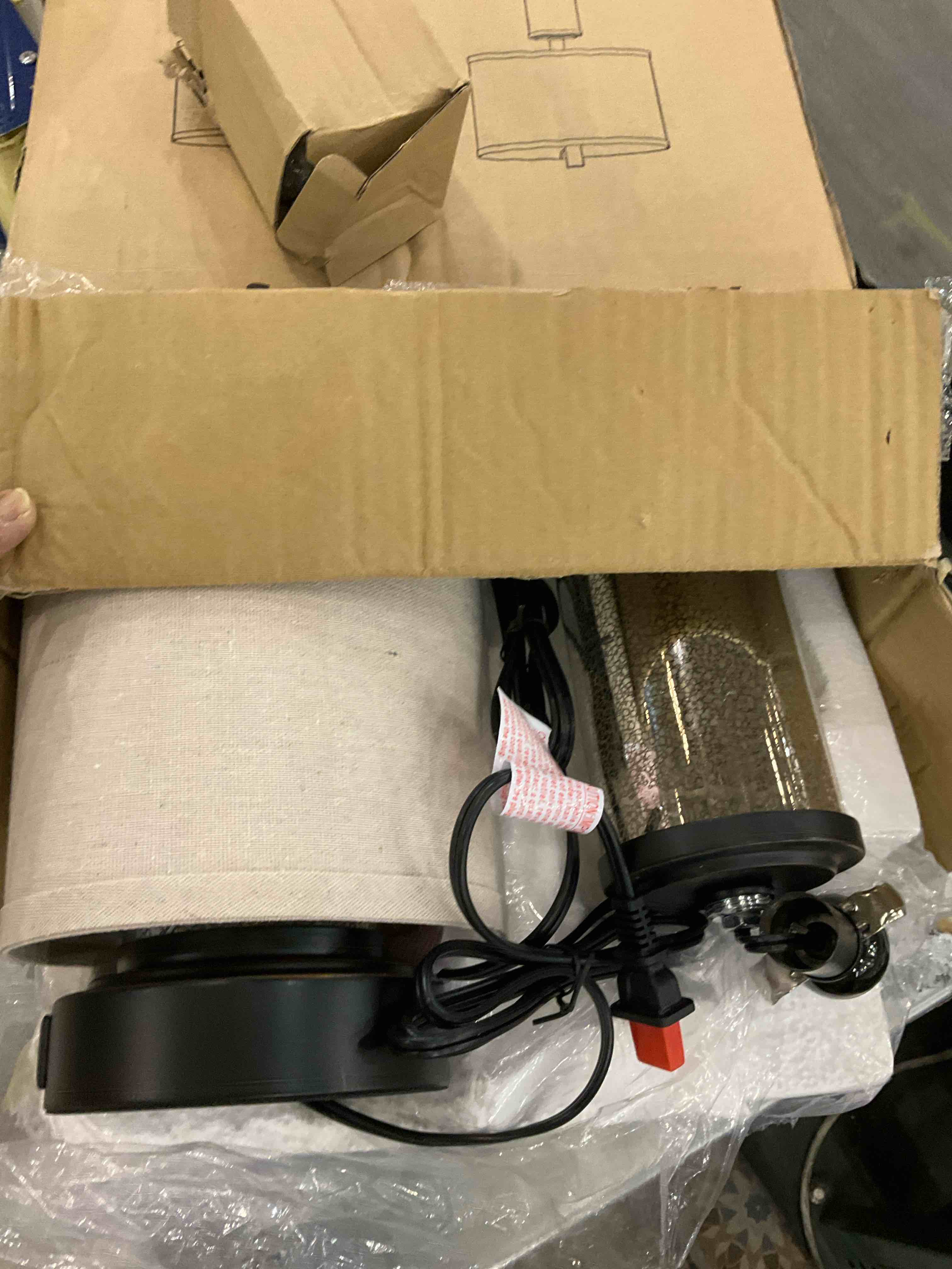 https://s3.amazonaws.com/lotting-images-prod/BargainHunt/EXS00440648_1710512367979.jpeg