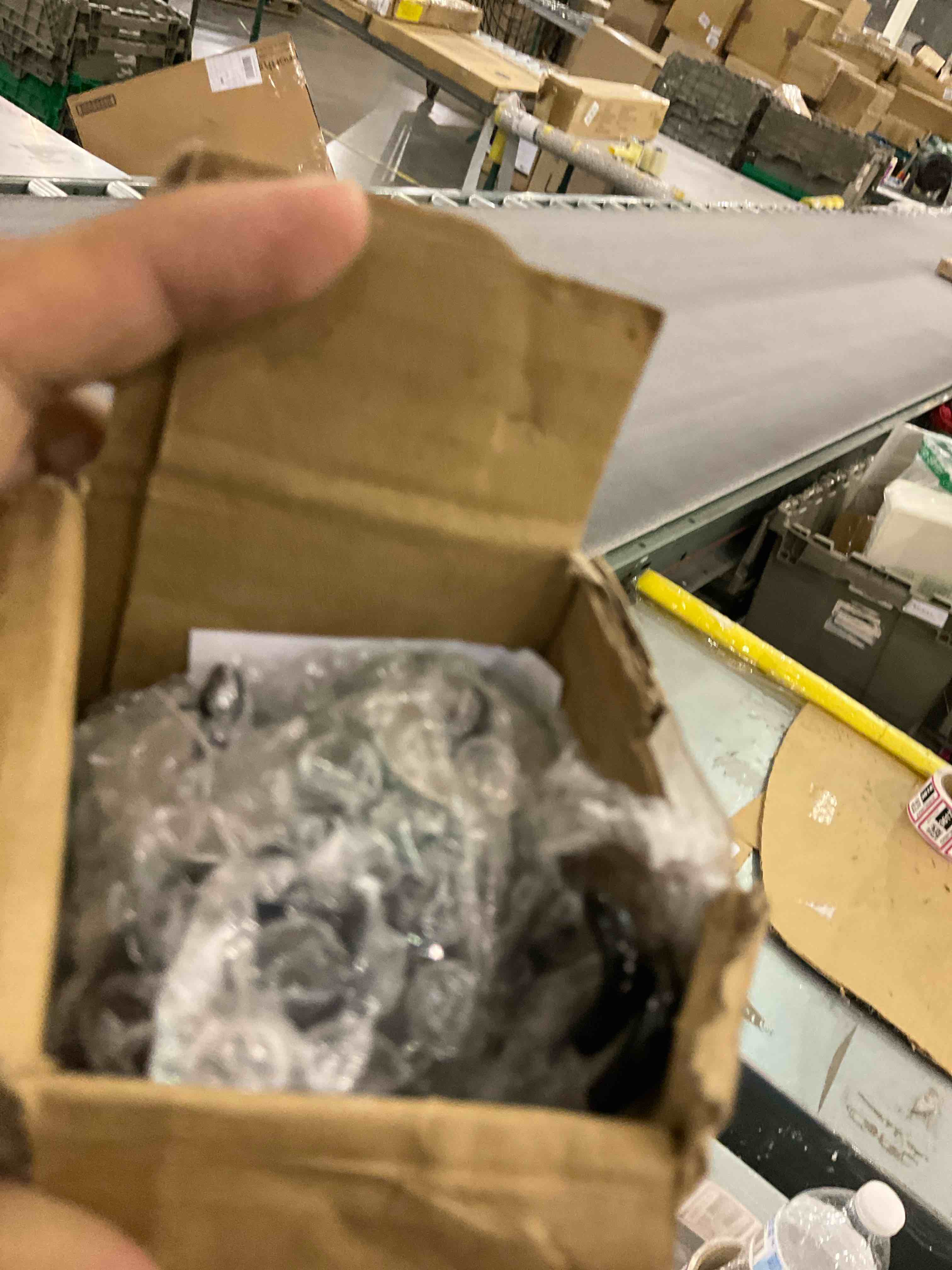 https://s3.amazonaws.com/lotting-images-prod/BargainHunt/EXS00442396_1716403879100.jpeg
