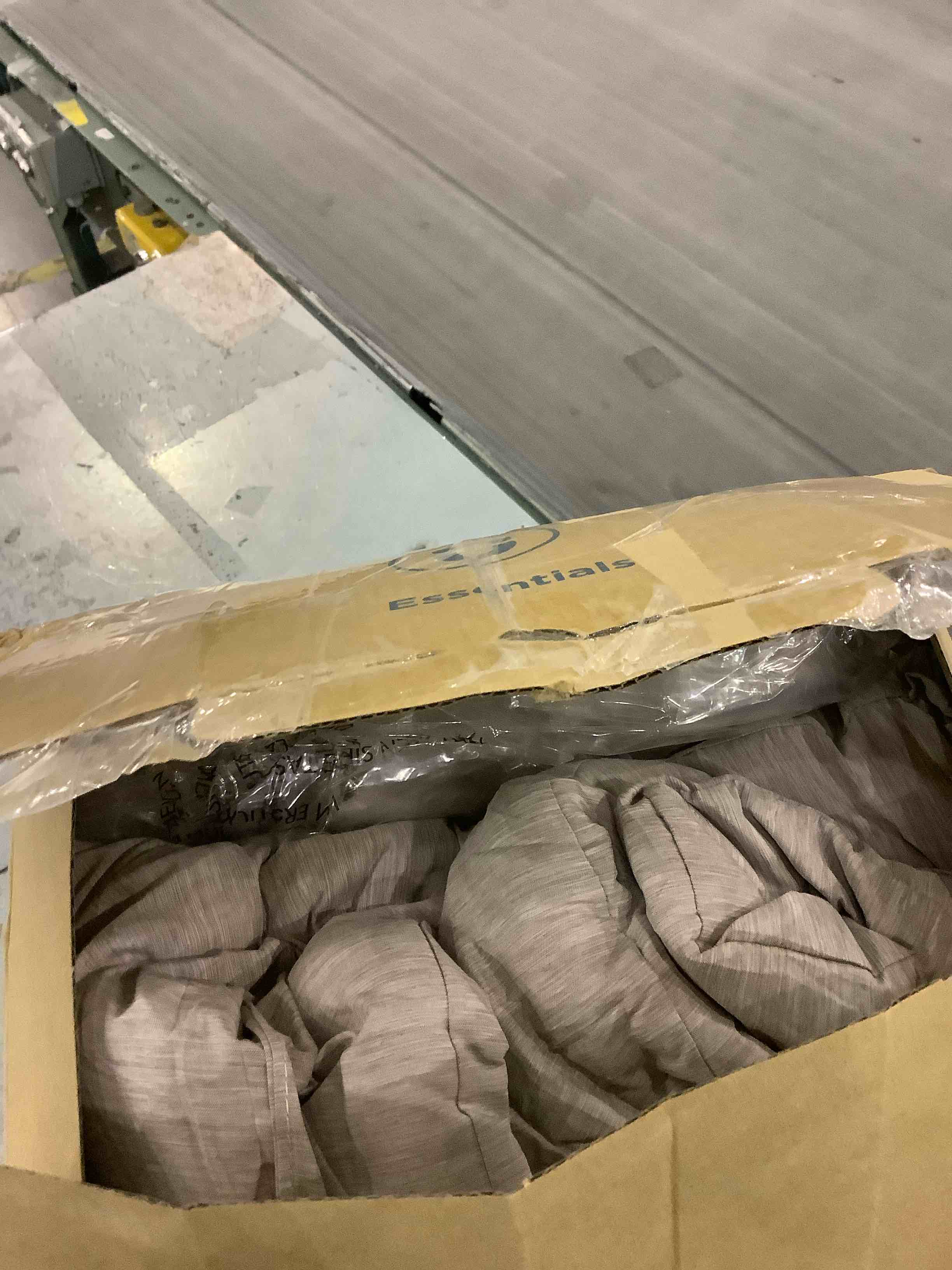 https://s3.amazonaws.com/lotting-images-prod/BargainHunt/EXS00446408_1709037130721.jpeg