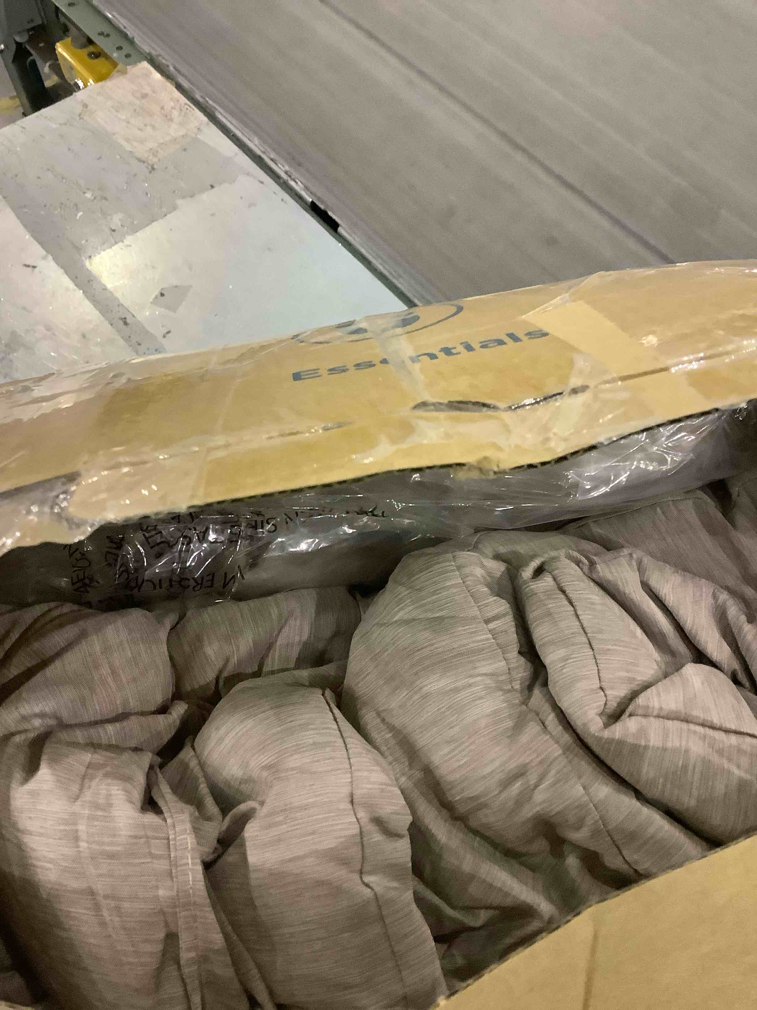 https://s3.amazonaws.com/lotting-images-prod/BargainHunt/EXS00446408_1709037132292.jpeg