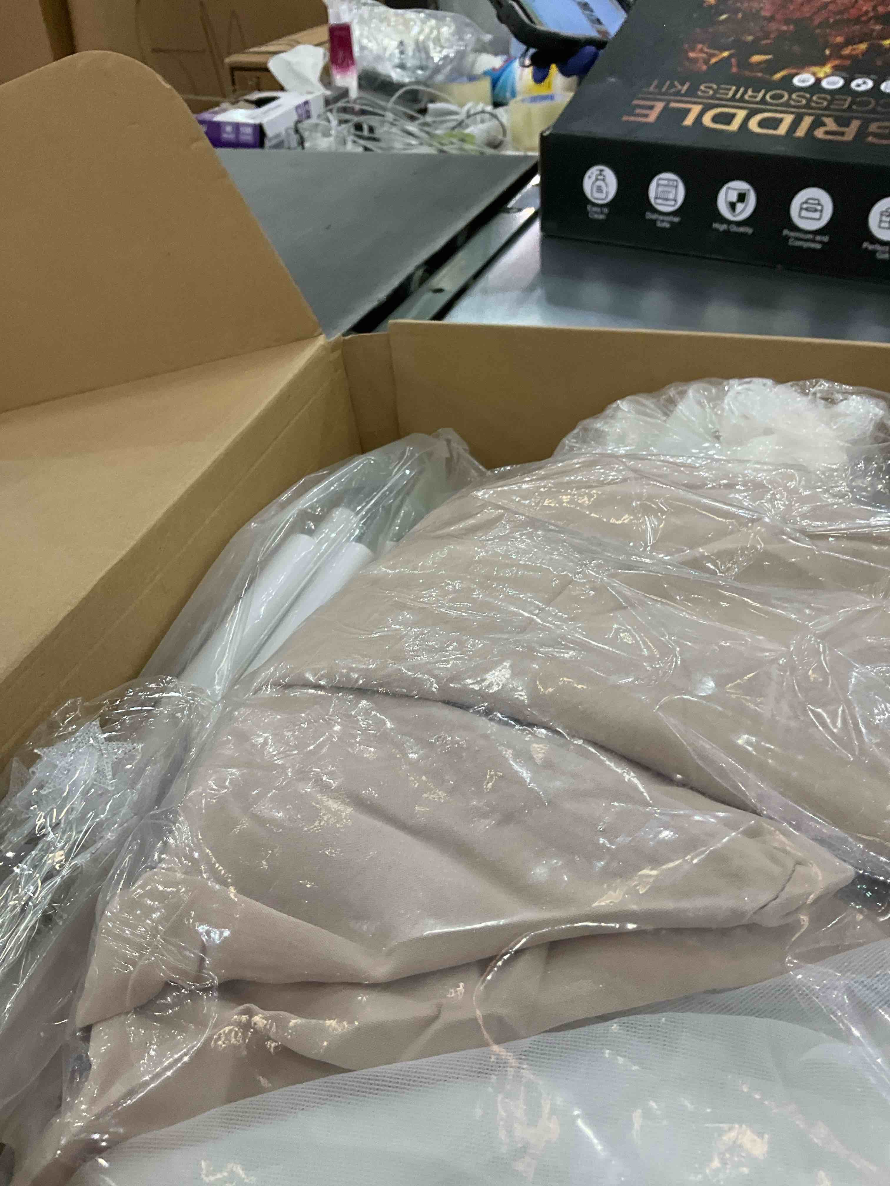 https://s3.amazonaws.com/lotting-images-prod/BargainHunt/EXS00479937_1709835268297.jpeg