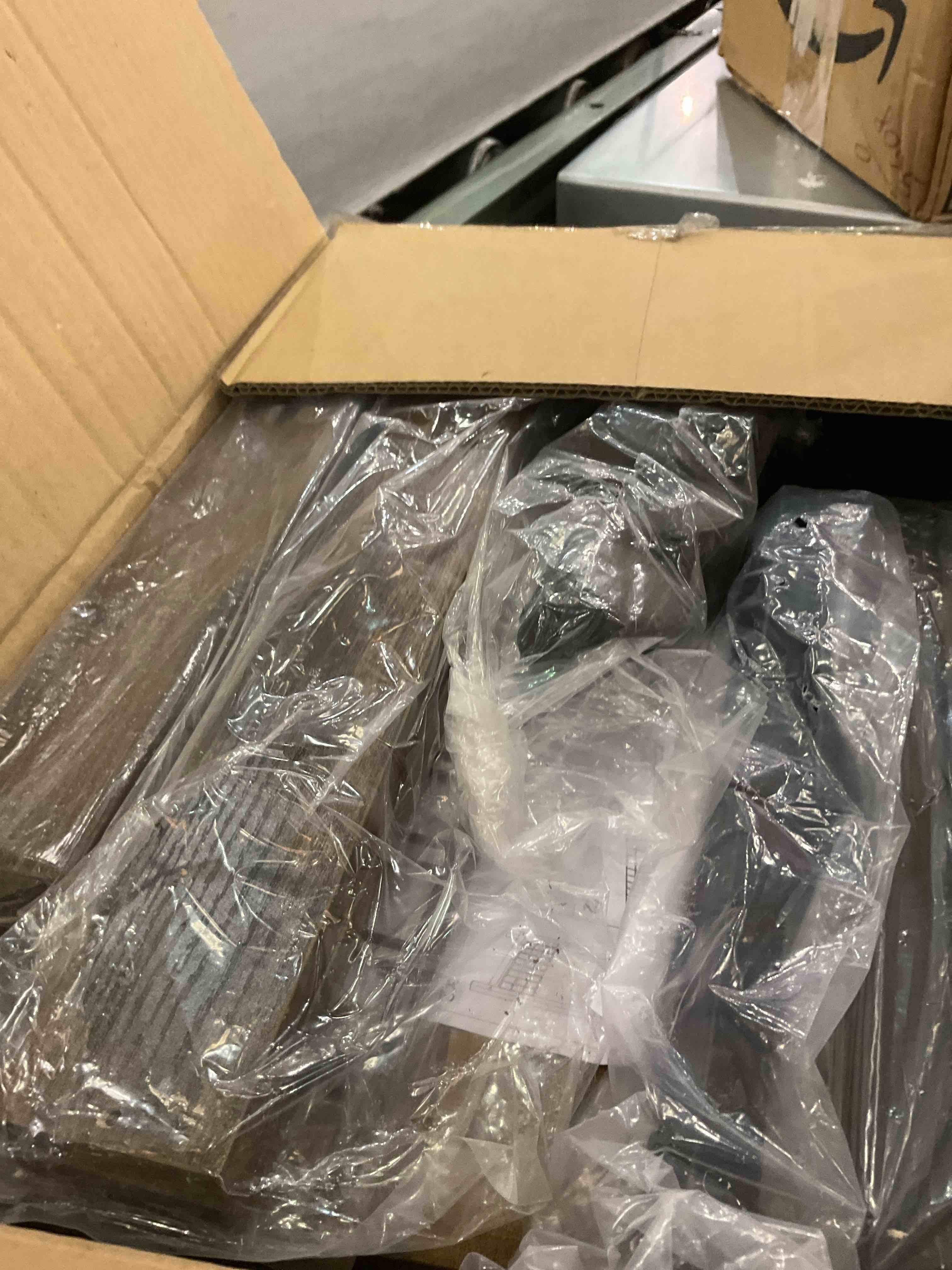 https://s3.amazonaws.com/lotting-images-prod/BargainHunt/EXS00479964_1709842076074.jpeg