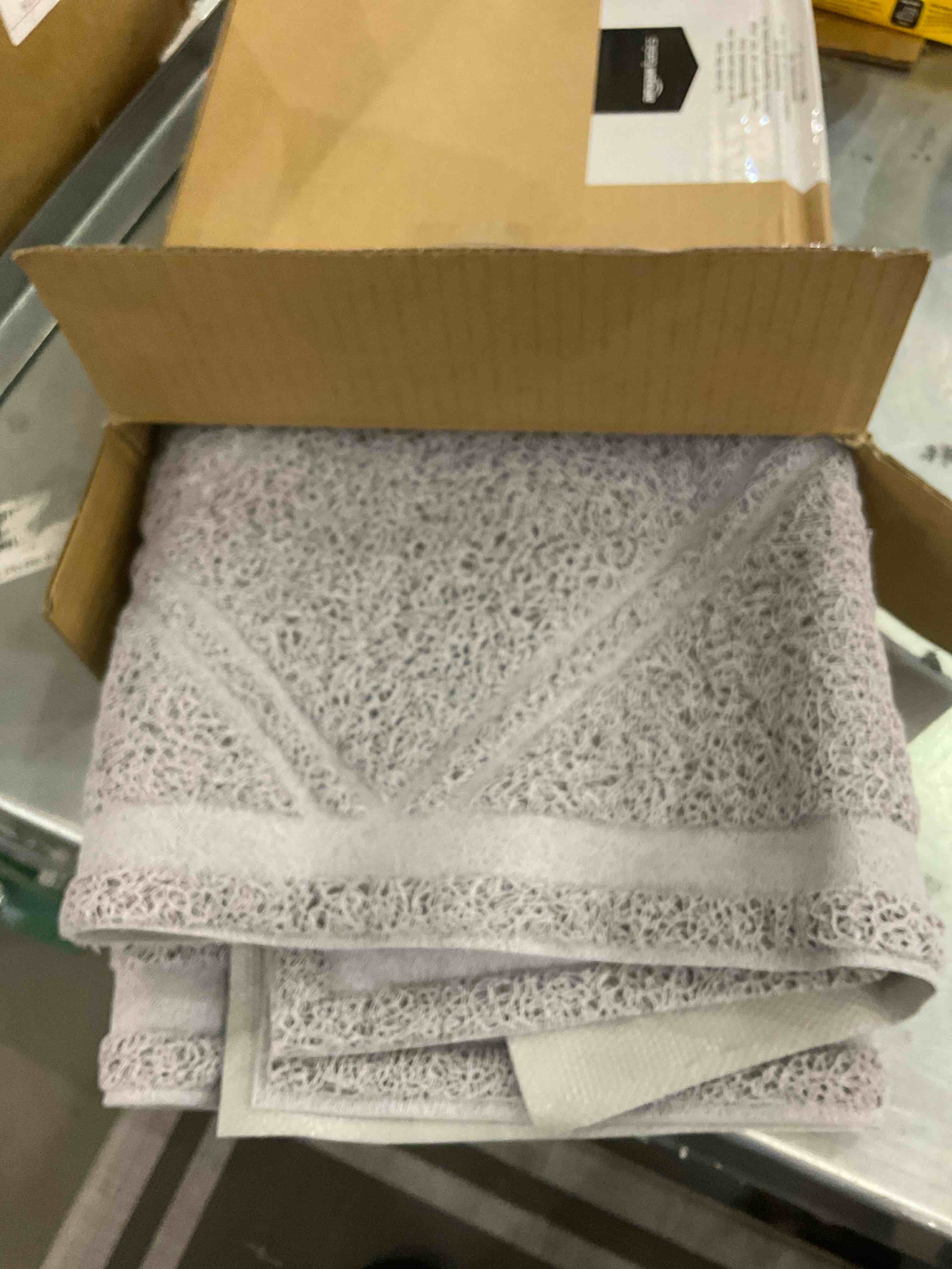 https://s3.amazonaws.com/lotting-images-prod/BargainHunt/EXS00500777_1710521216509.jpeg