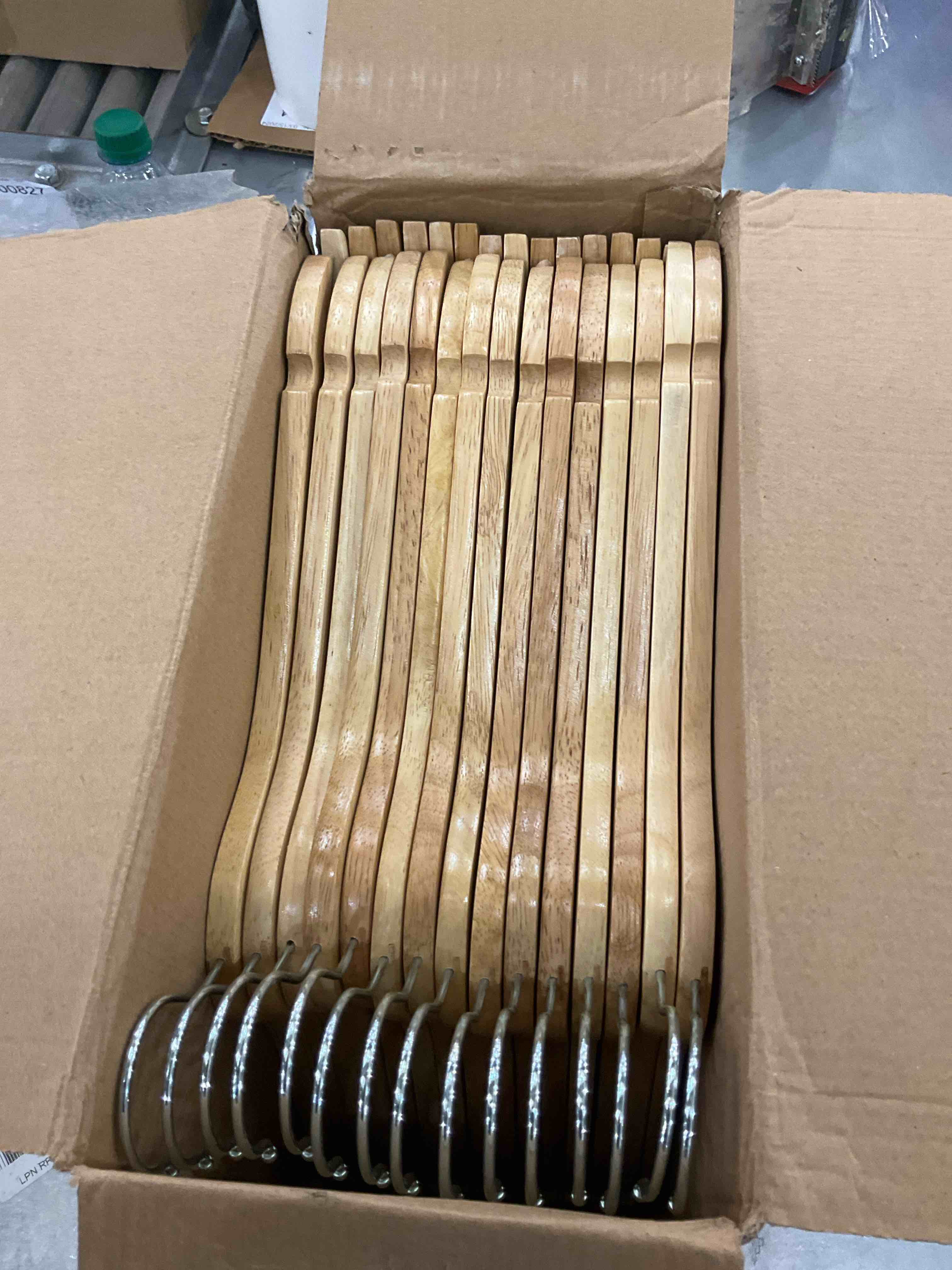 https://s3.amazonaws.com/lotting-images-prod/BargainHunt/EXS00500894_1710775166630.jpeg
