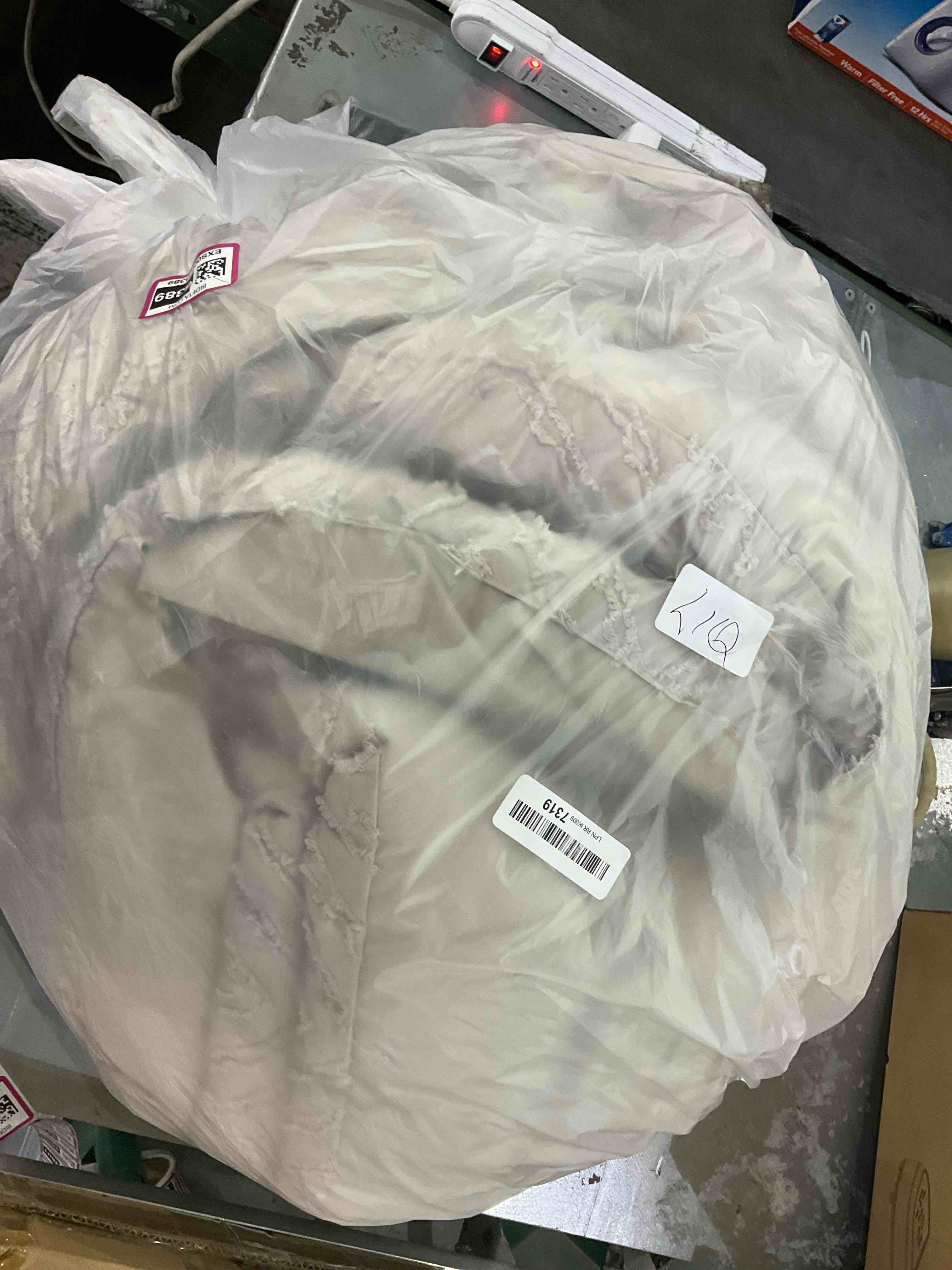 https://s3.amazonaws.com/lotting-images-prod/BargainHunt/EXS00536389_1709813893502.jpeg