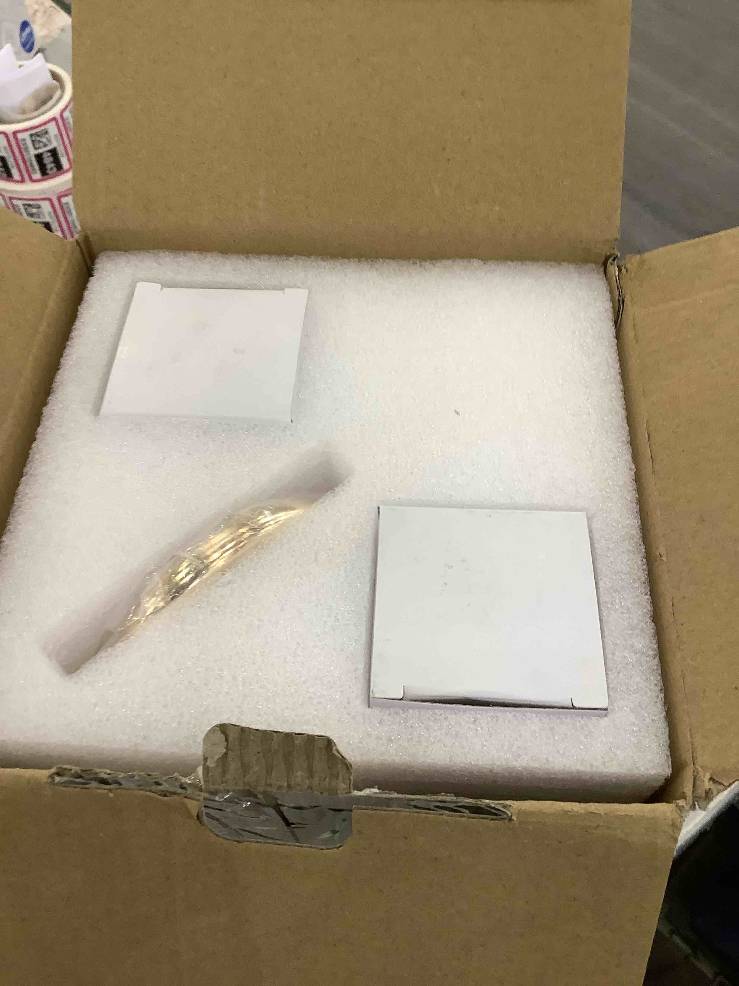 https://s3.amazonaws.com/lotting-images-prod/BargainHunt/EXS00613706_1707150804998.jpeg
