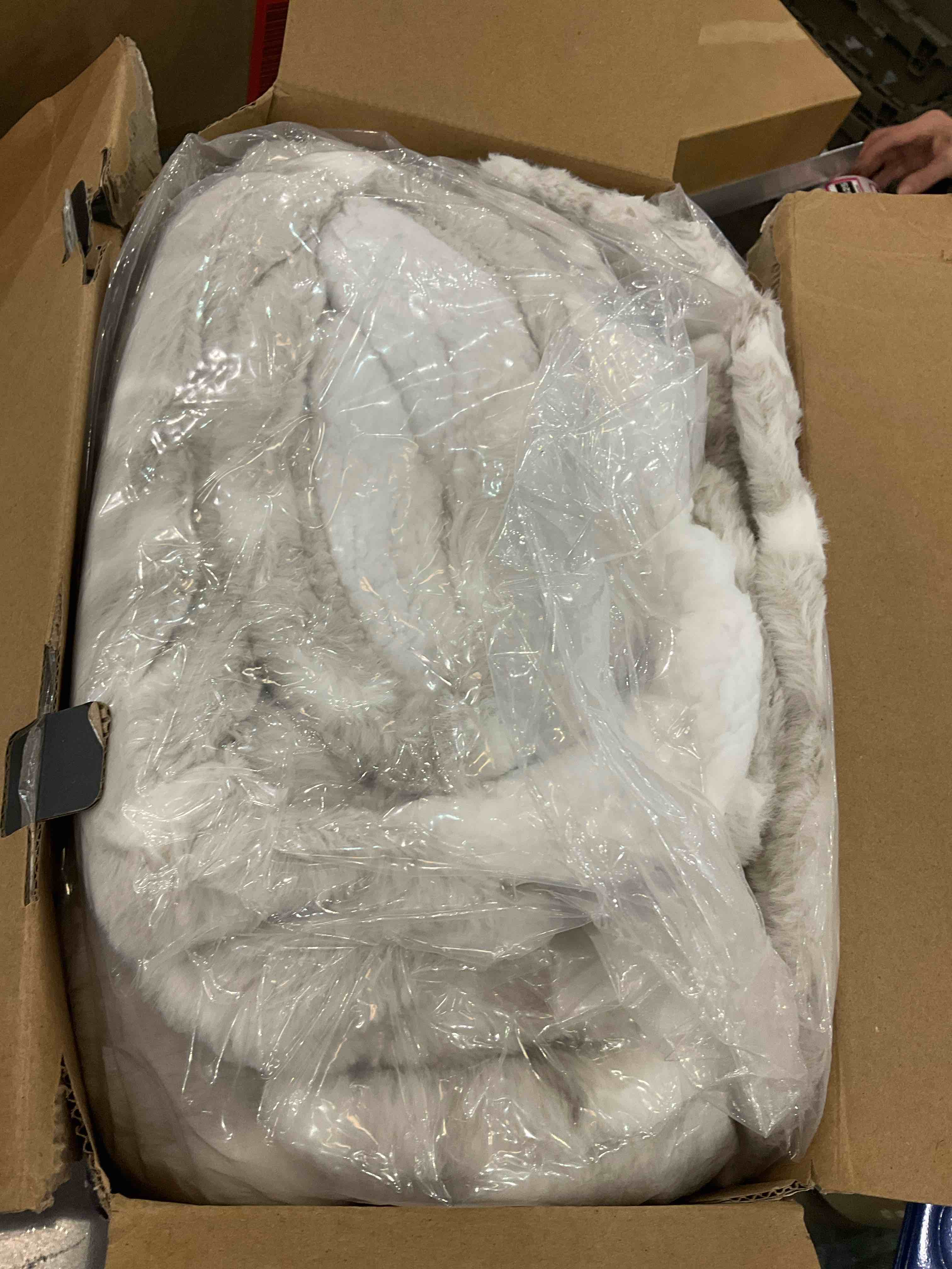 https://s3.amazonaws.com/lotting-images-prod/BargainHunt/EXS00654263_1706805903240.jpeg