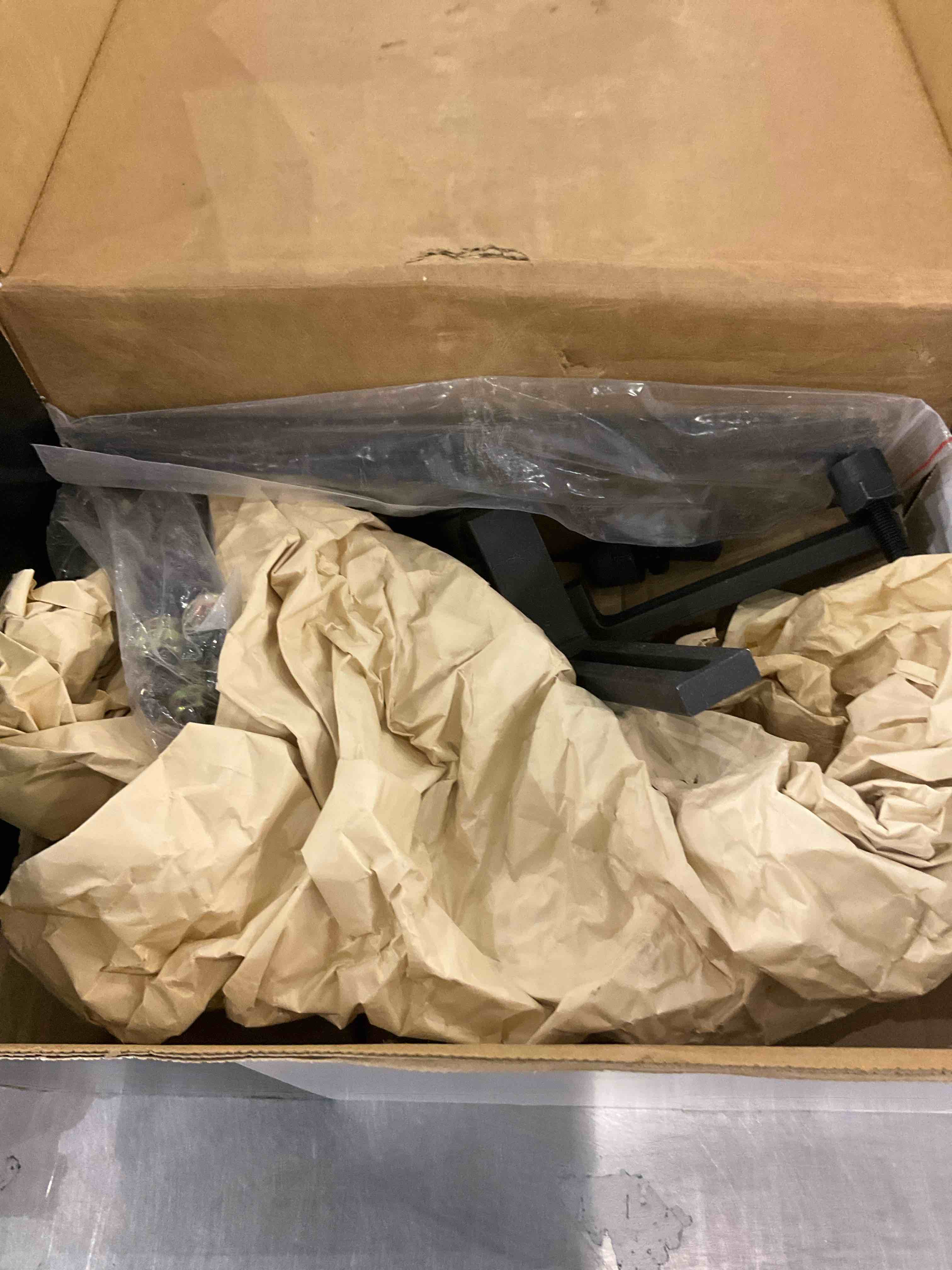 https://s3.amazonaws.com/lotting-images-prod/BargainHunt/EXS00656831_1708088859186.jpeg