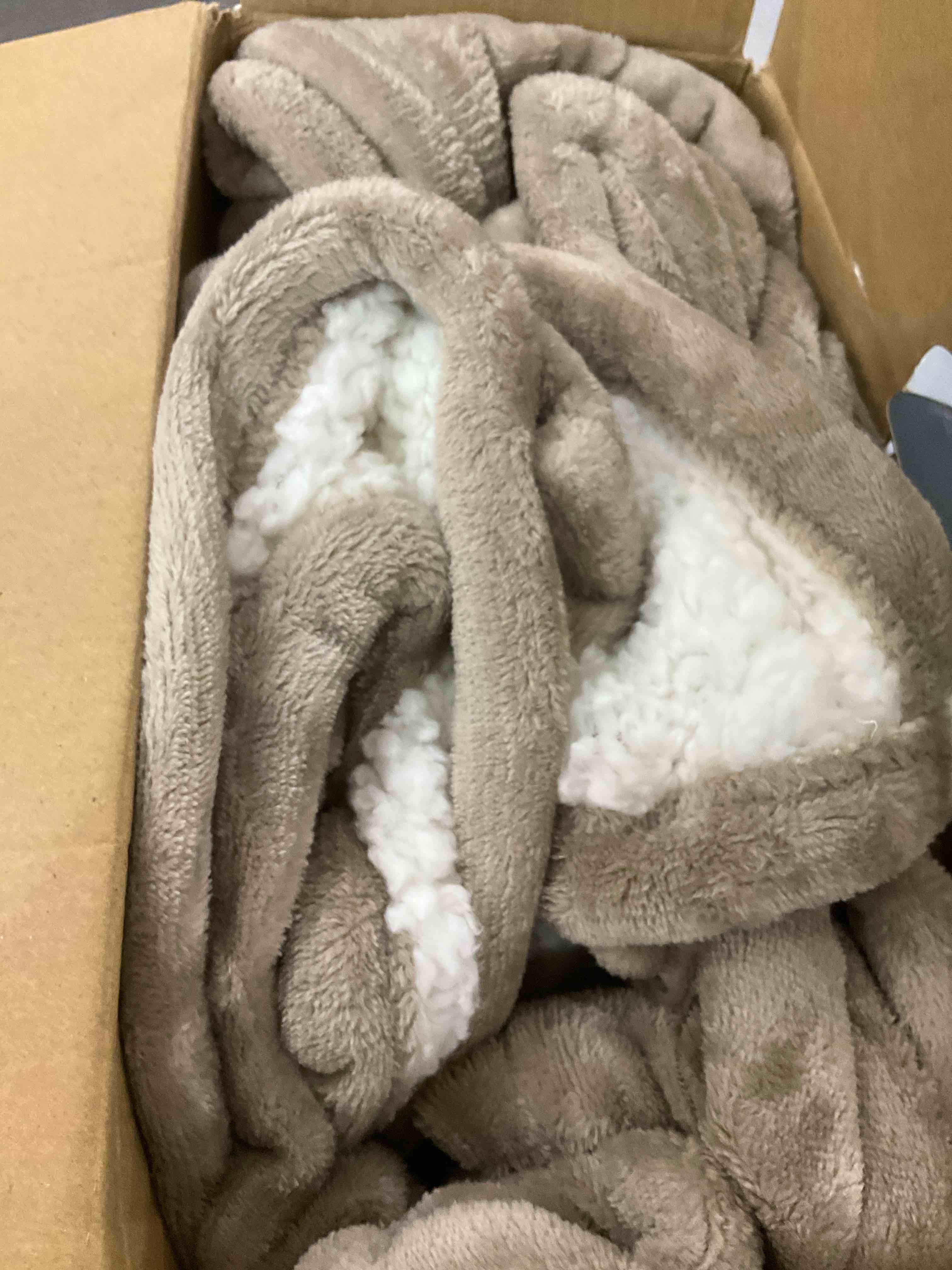 https://s3.amazonaws.com/lotting-images-prod/BargainHunt/EXS00657047_1706725984831.jpeg