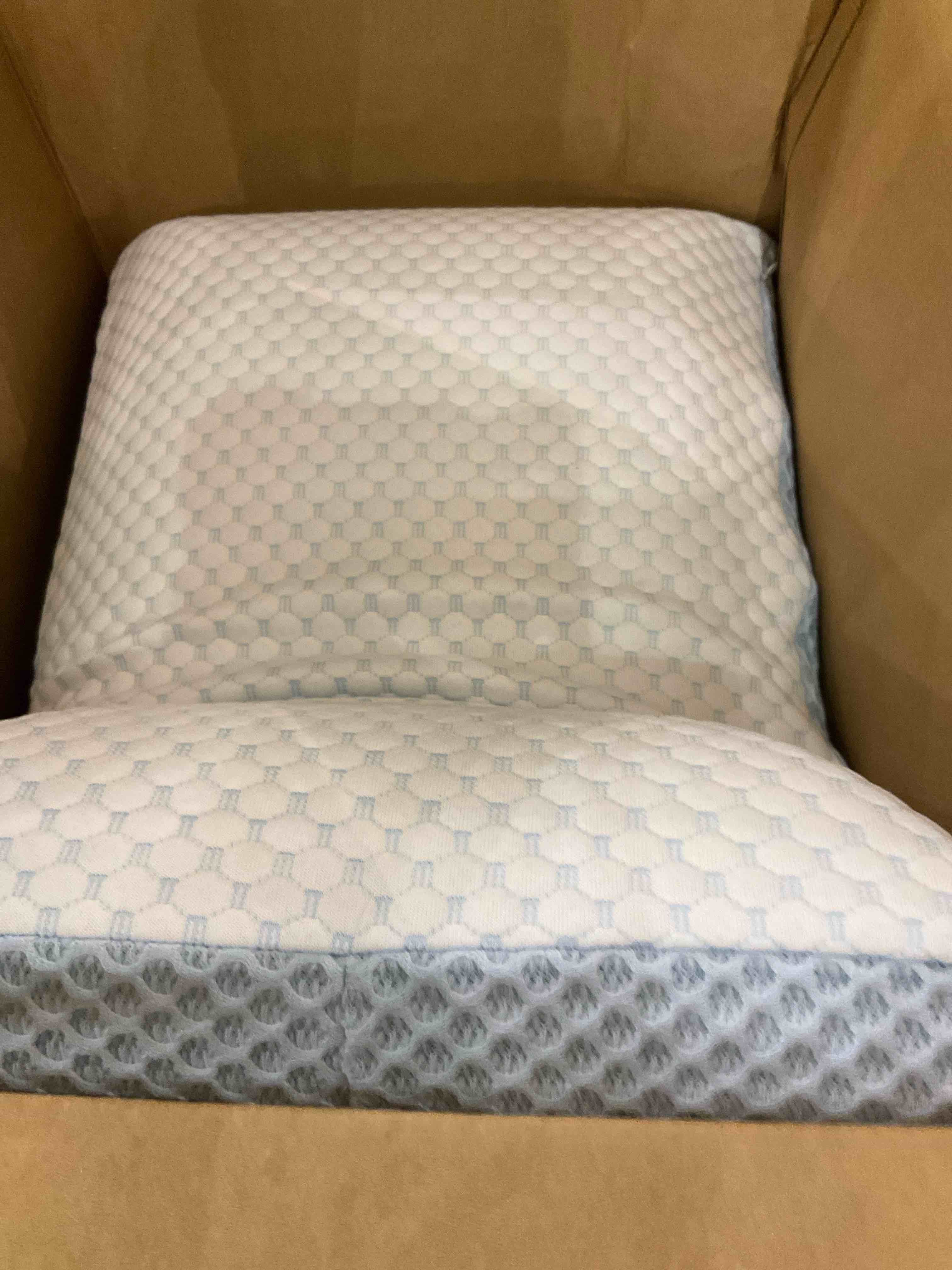 https://s3.amazonaws.com/lotting-images-prod/BargainHunt/EXS00658439_1708616704420.jpeg