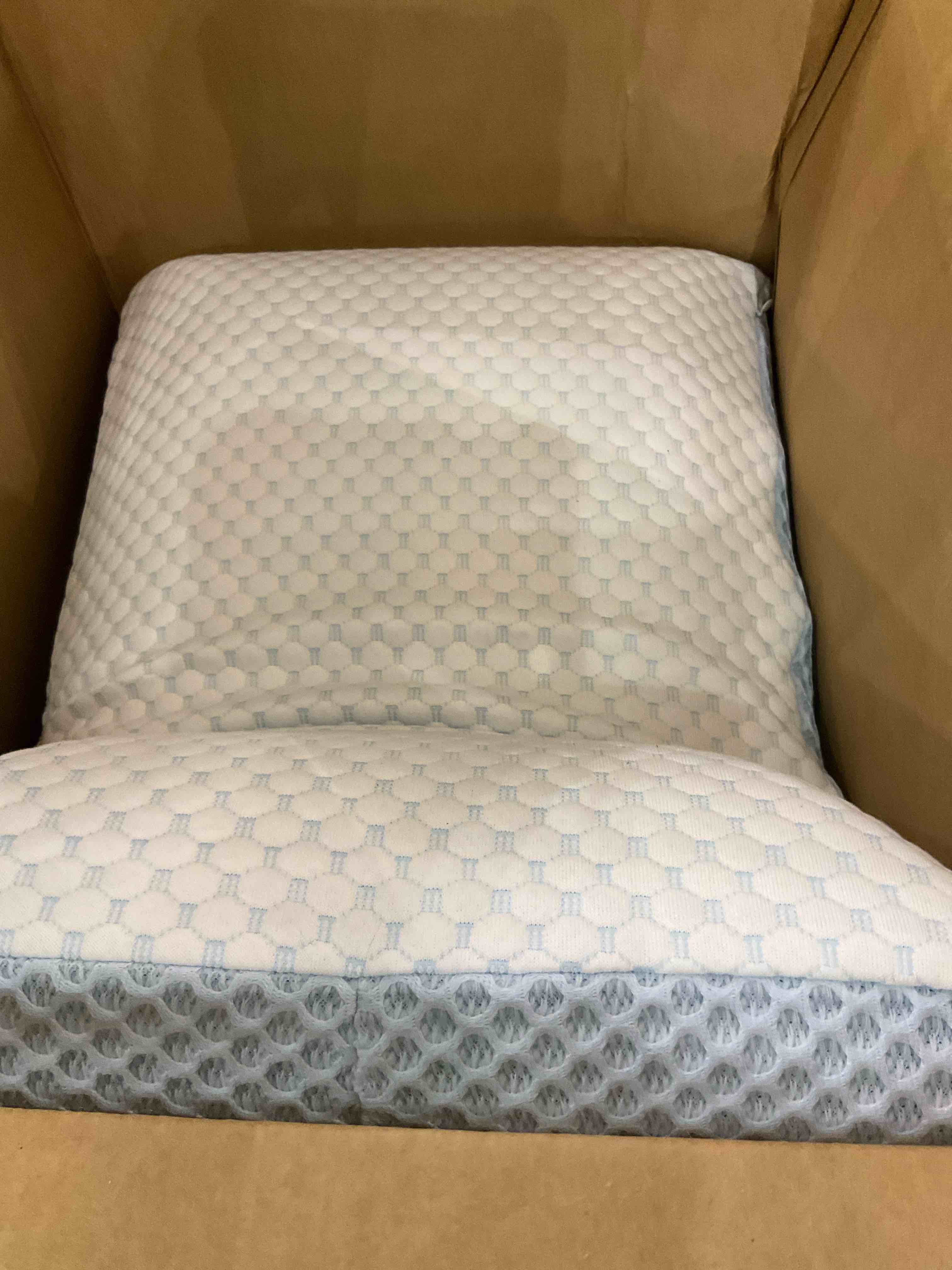 https://s3.amazonaws.com/lotting-images-prod/BargainHunt/EXS00658439_1708616705420.jpeg