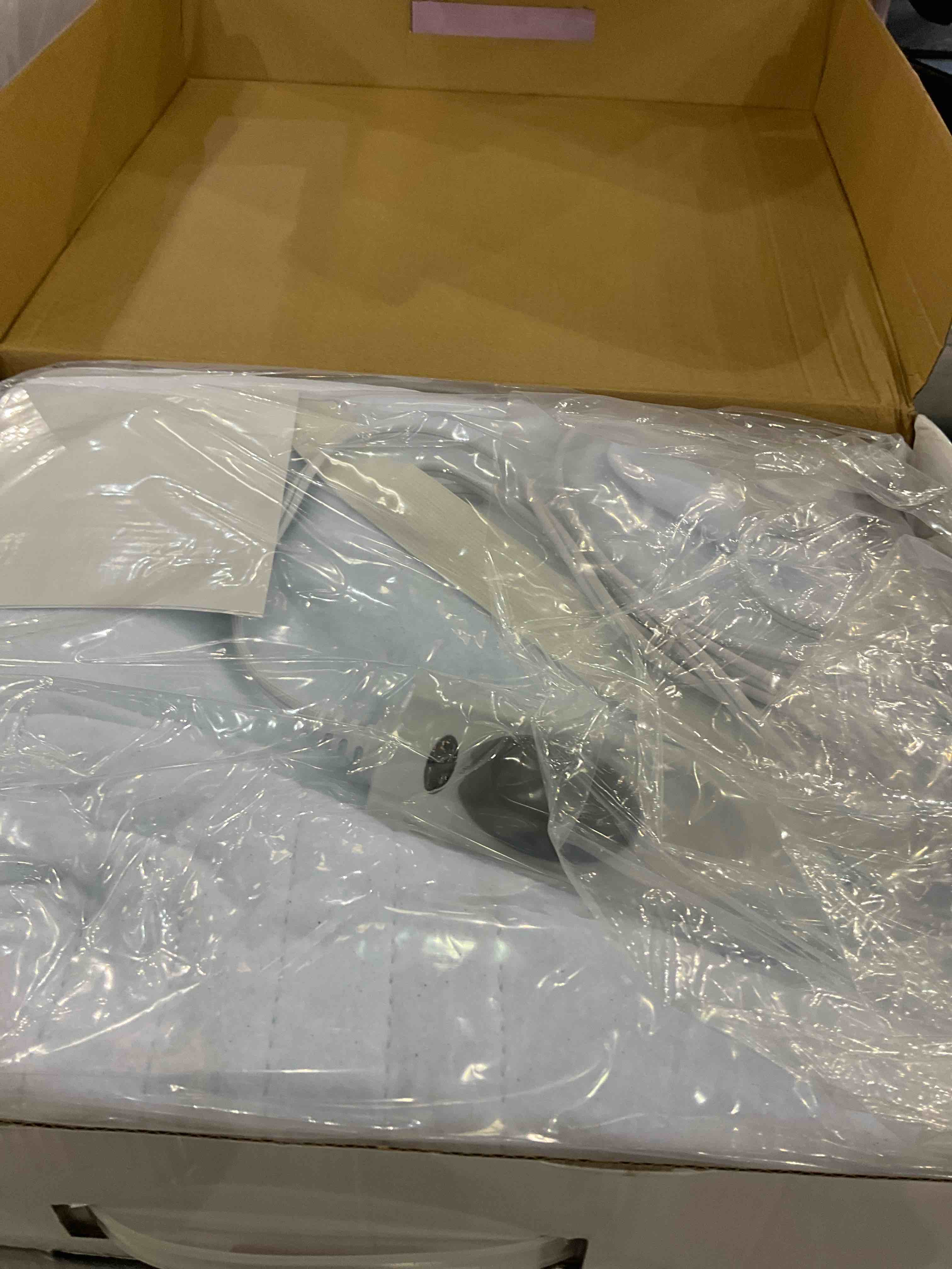 https://s3.amazonaws.com/lotting-images-prod/BargainHunt/EXS00701950_1707404997299.jpeg