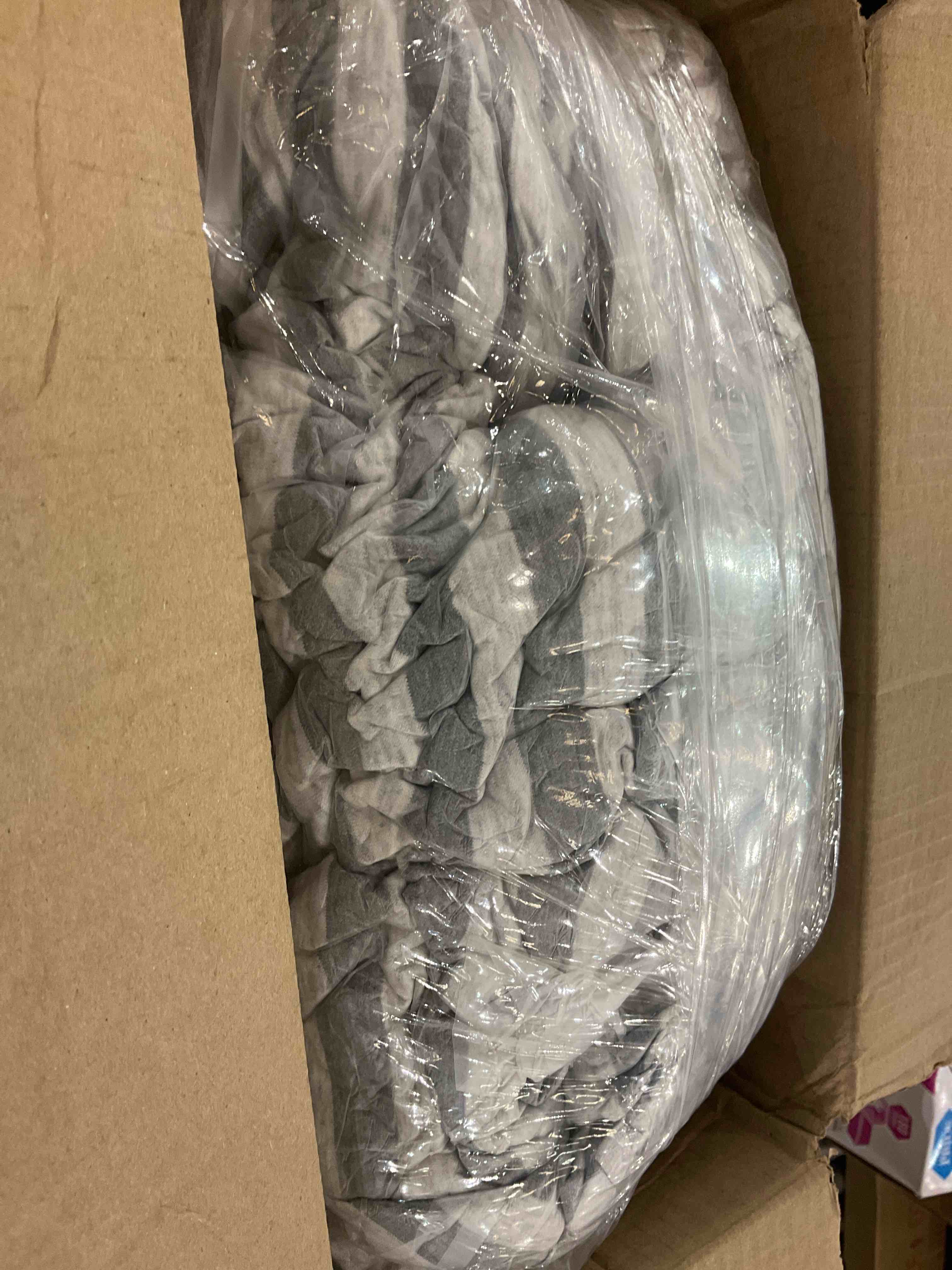 https://s3.amazonaws.com/lotting-images-prod/BargainHunt/EXS00706350_1706715724846.jpeg