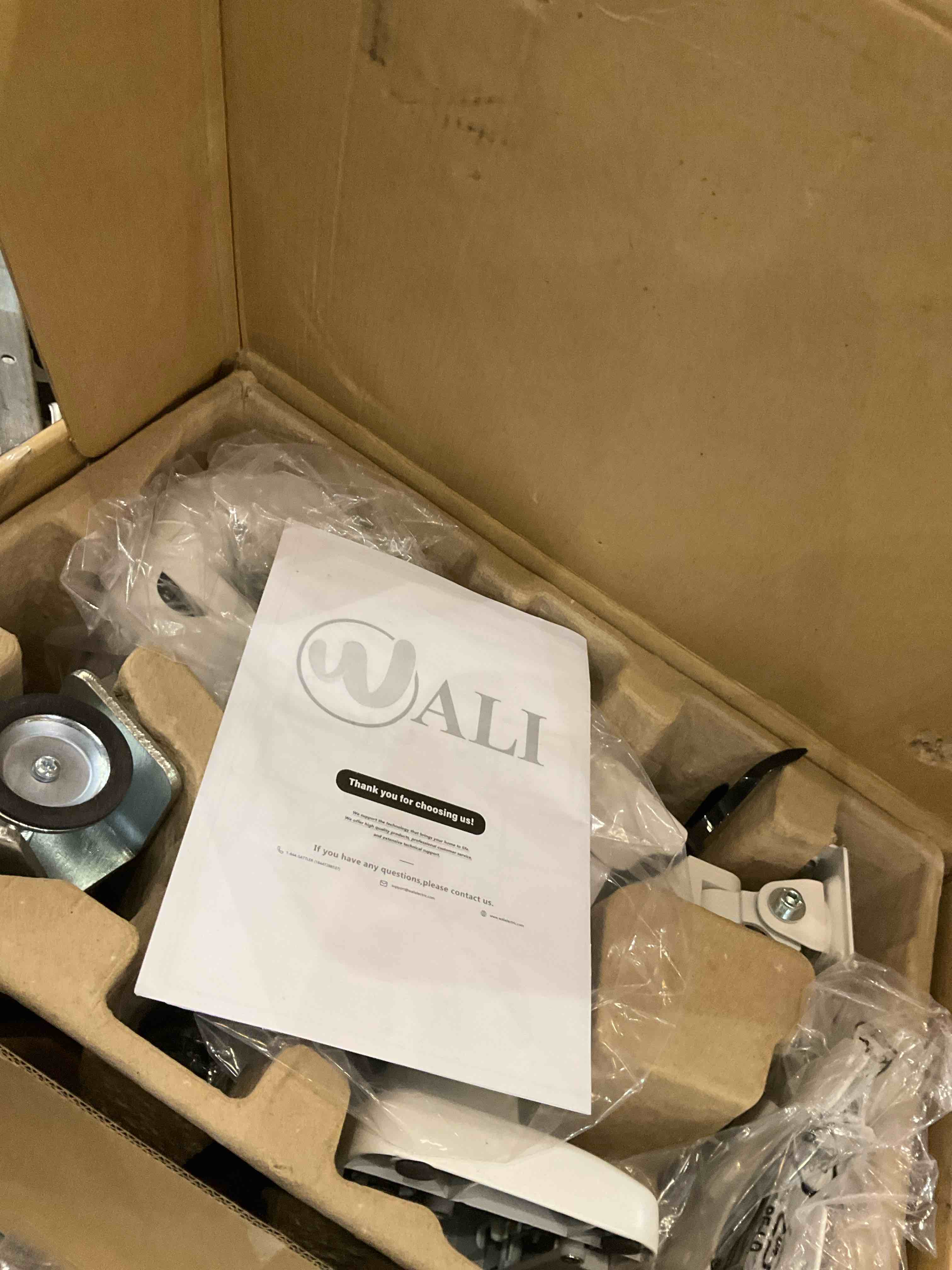 https://s3.amazonaws.com/lotting-images-prod/BargainHunt/EXS00706782_1707415513634.jpeg