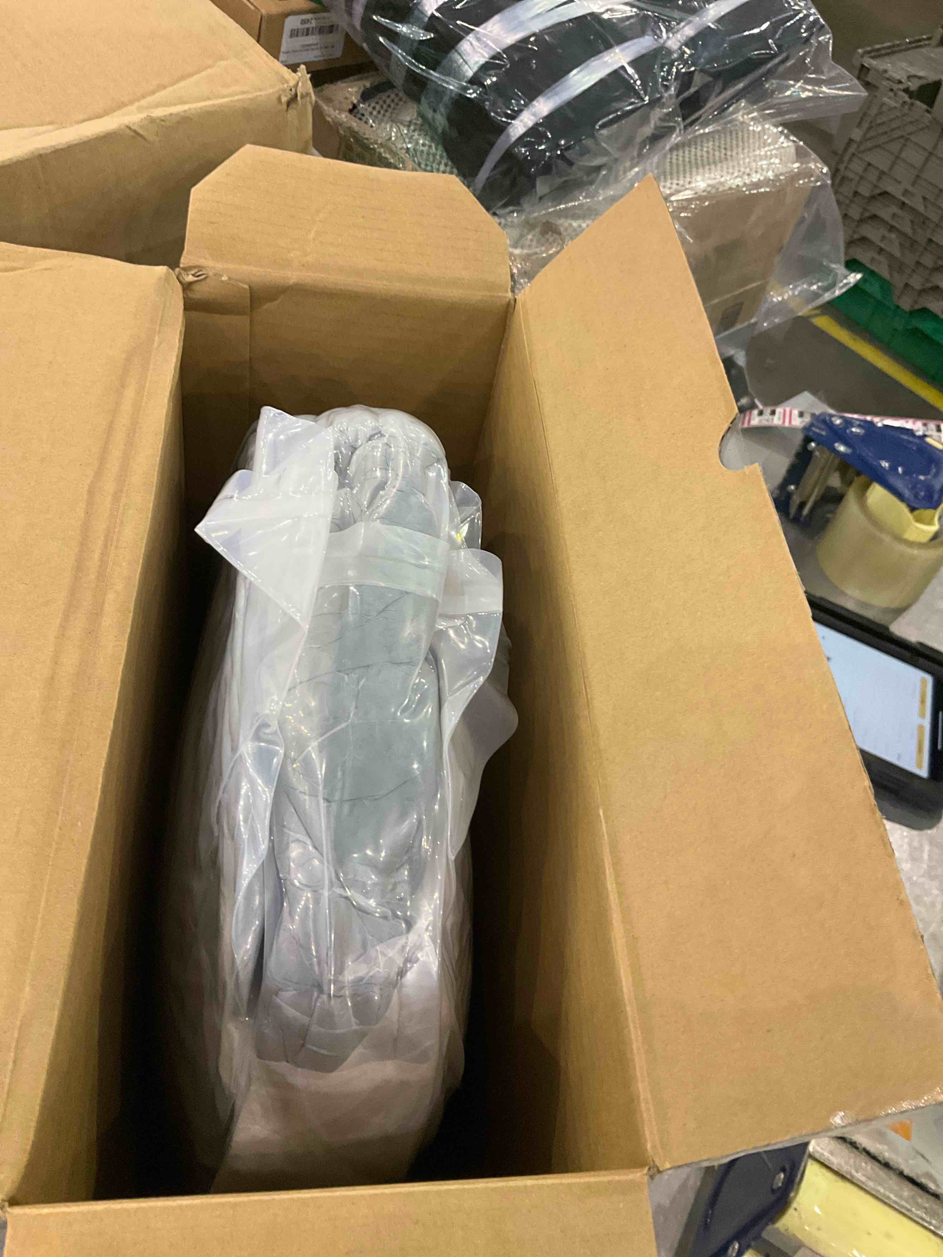 https://s3.amazonaws.com/lotting-images-prod/BargainHunt/EXS00706849_1707482178652.jpeg