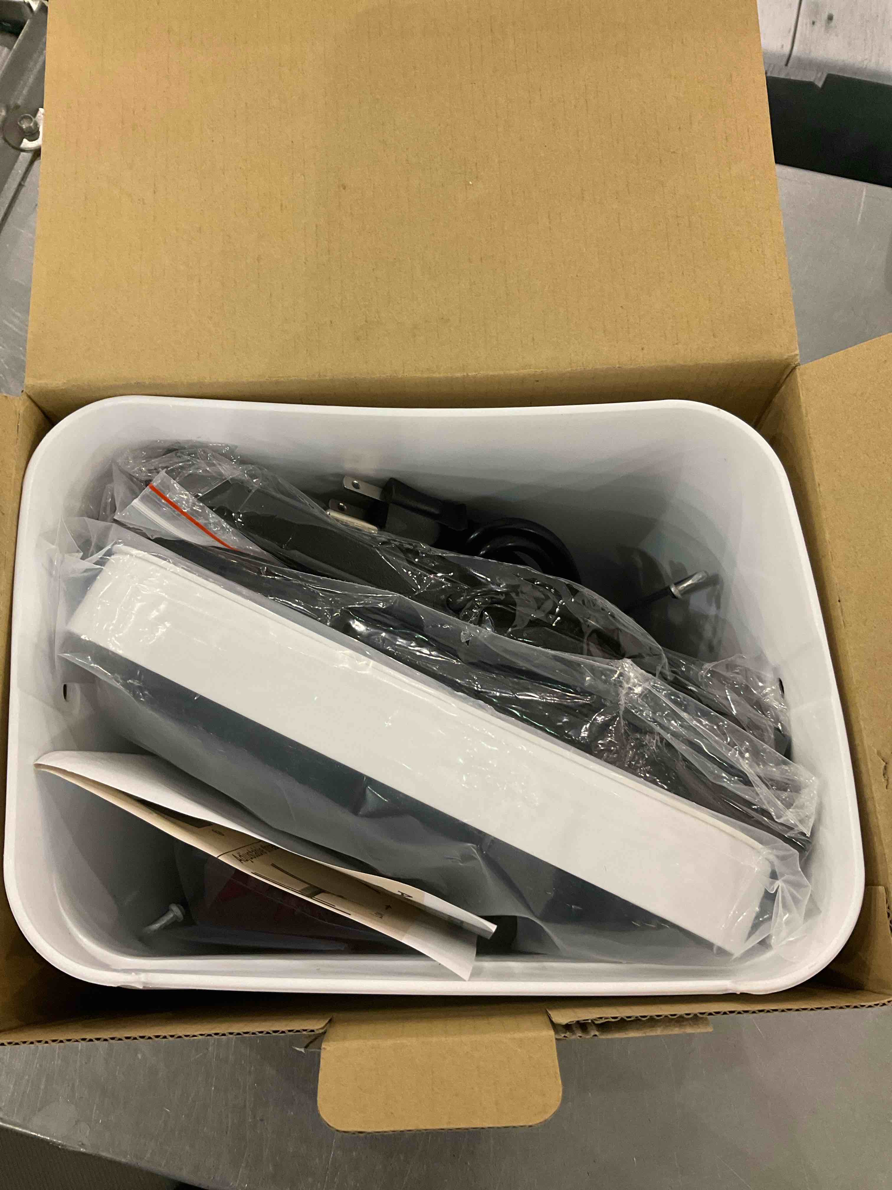 https://s3.amazonaws.com/lotting-images-prod/BargainHunt/EXS00707119_1706616885415.jpeg