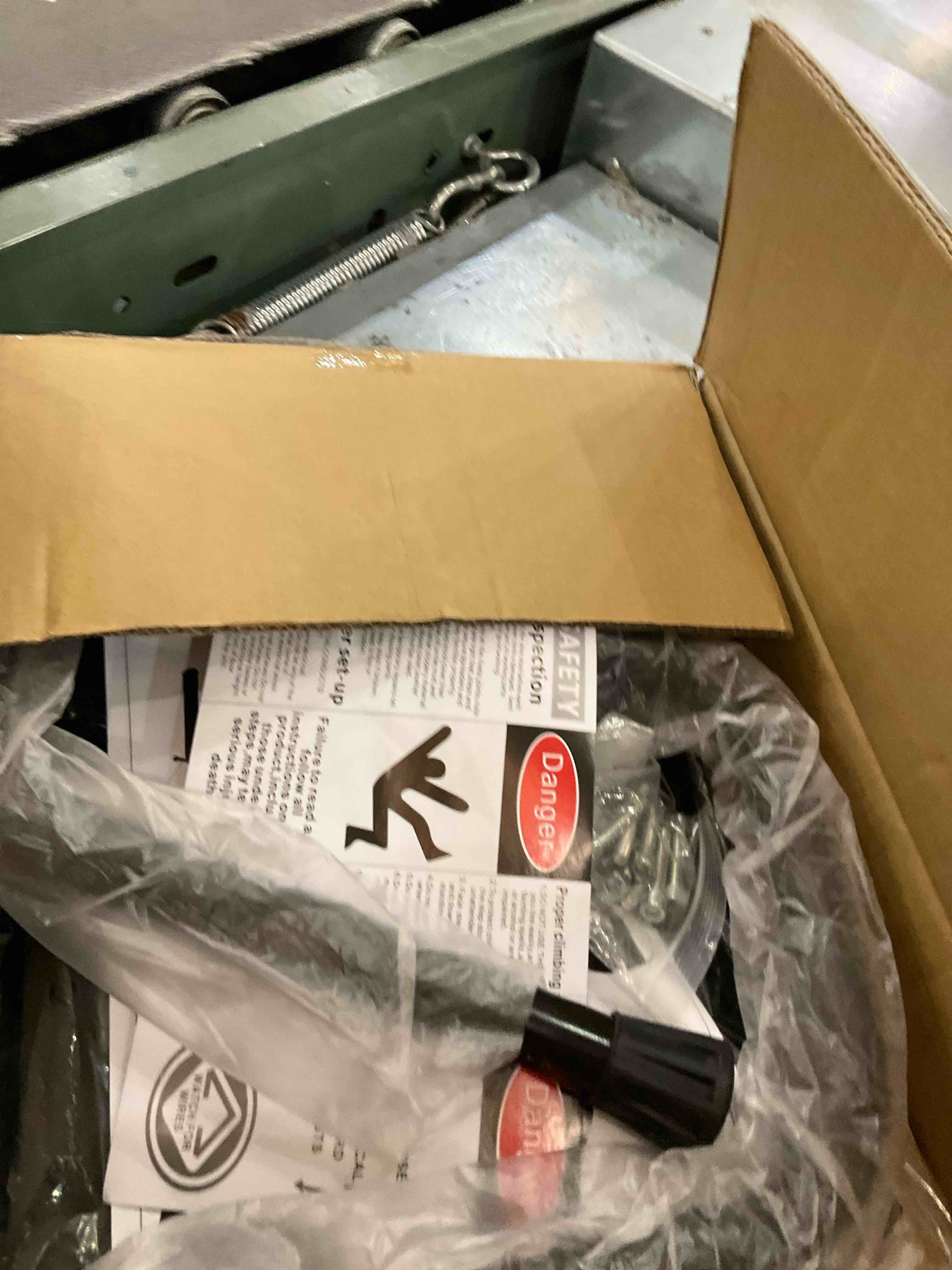 https://s3.amazonaws.com/lotting-images-prod/BargainHunt/EXS00708732_1706896901495.jpeg